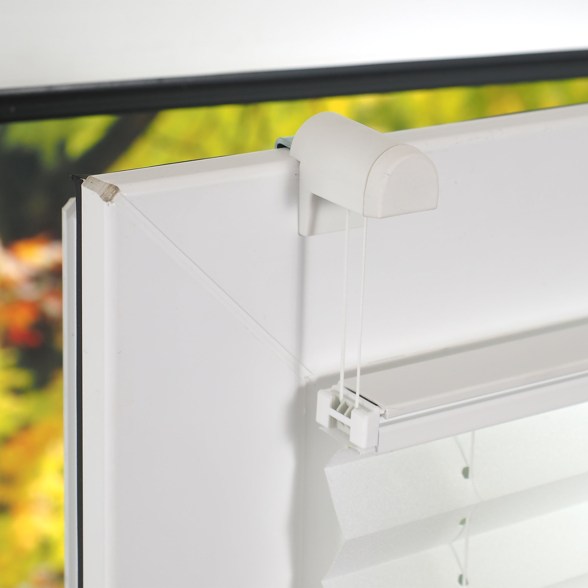 Liedeco® Plissee verspannt mit Klemmträger; 70 x 130 cm weiß (BxH); lichtdurchlässig blickdicht stufenlos verstellbar; leichte Montage ohne Bohren; Klemmen am Fenster; KlemmfixPlissee als Sonnenschutz