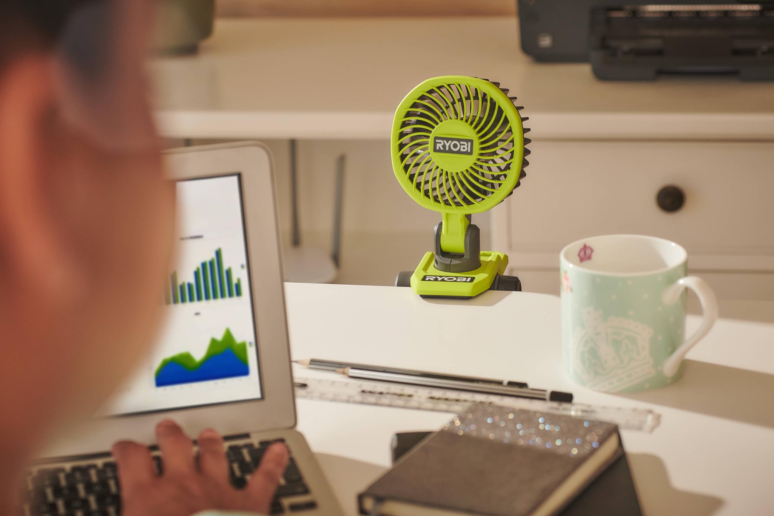 RYOBI 4 V USB-LITHIUM Akku-Clip-Ventilator RCF4-0, 325° drehbarer und 180° schwenkbarer Kopf, ohne Akku und Ladegerät