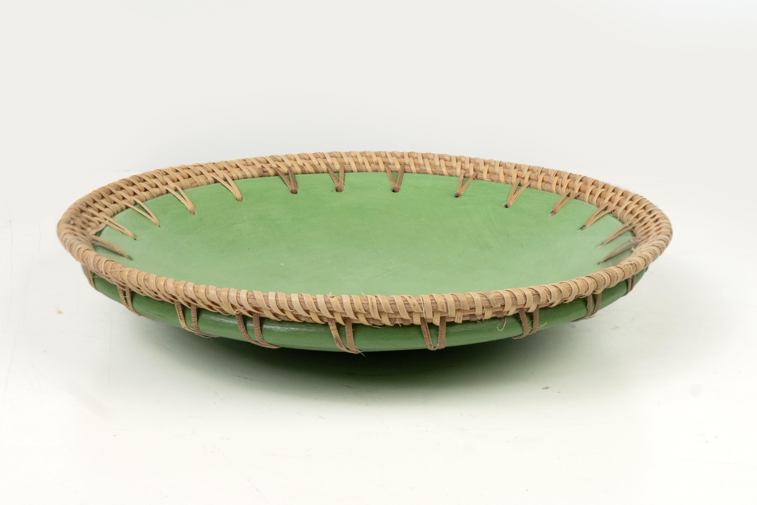 Centro céramique verte et rotin, coupe artisanale de prestige pour table chic