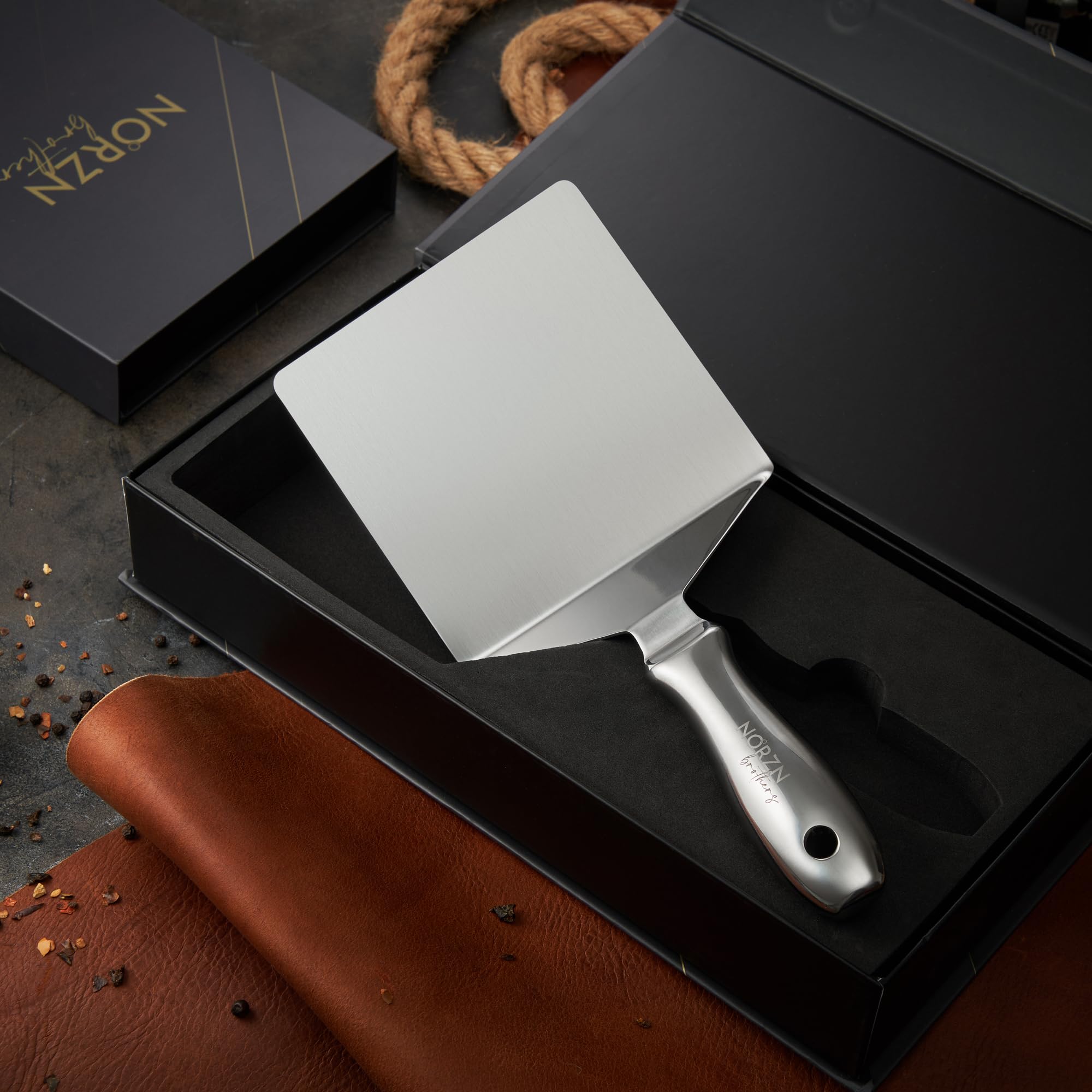 Spatola Piastra Acciaio Inox – Spatola Cucina Grande Flessibile con Gradiente e Finitura a Specchio, Barbecue BBQ, Griglia, Teppanyaki, Lavabile Lavastoviglie, Cert. Alimentare, Garanzia 10 Anni