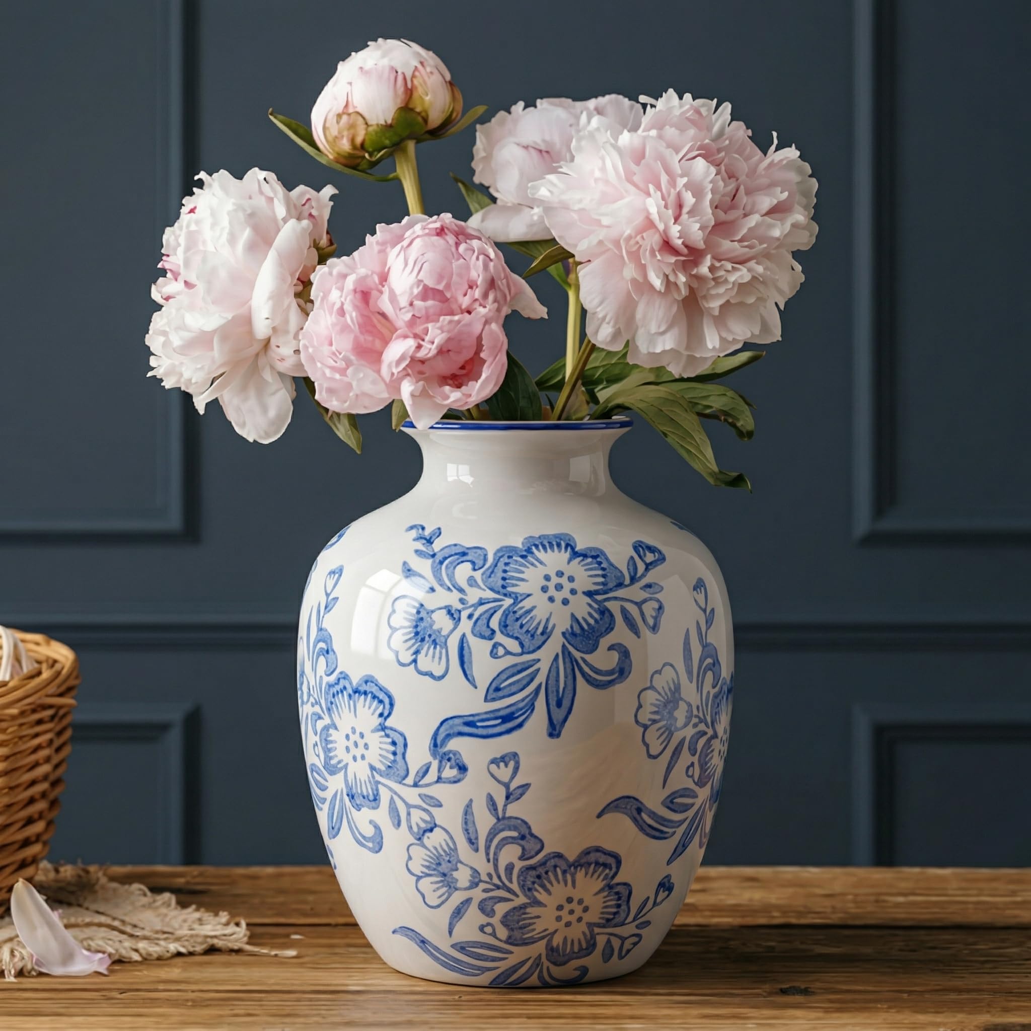 Vase de table en porcelaine chinoise bleue et blanche motif floral