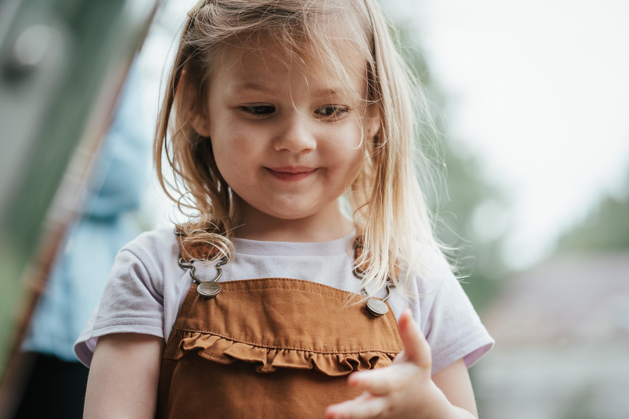 Carhartt CM9748 - Pantalón corto de lona con volantes frontales para niñas