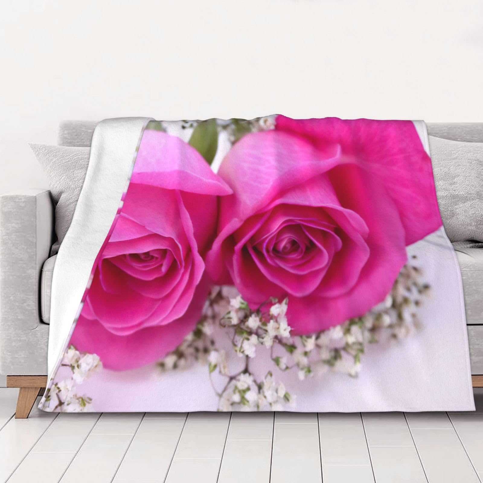 Couverture en flanelle rose contre le froid sur le lit et canapé