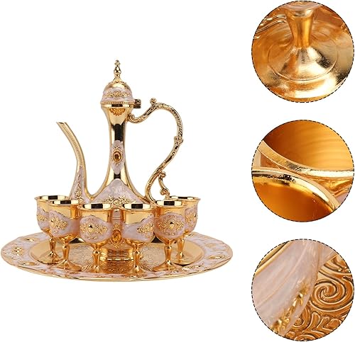 Miniatura 8 de PRETYZOOM Juego de decantador de vino pequeño decorativo con bandeja, tazas de vino de metal dorado y maceta para regalos de boda y decoración de