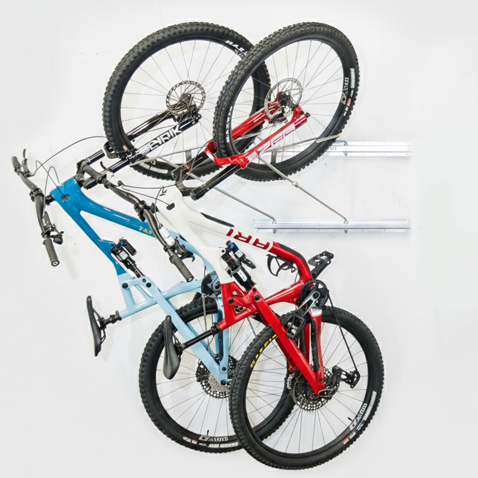 VelociRAX Portabici da garage – Supporto verticale da parete per 2 bici con accesso inclinabile e pivot – Sistema di stoccaggio modulare regolabile per mountain bike, bici da strada ed elettriche