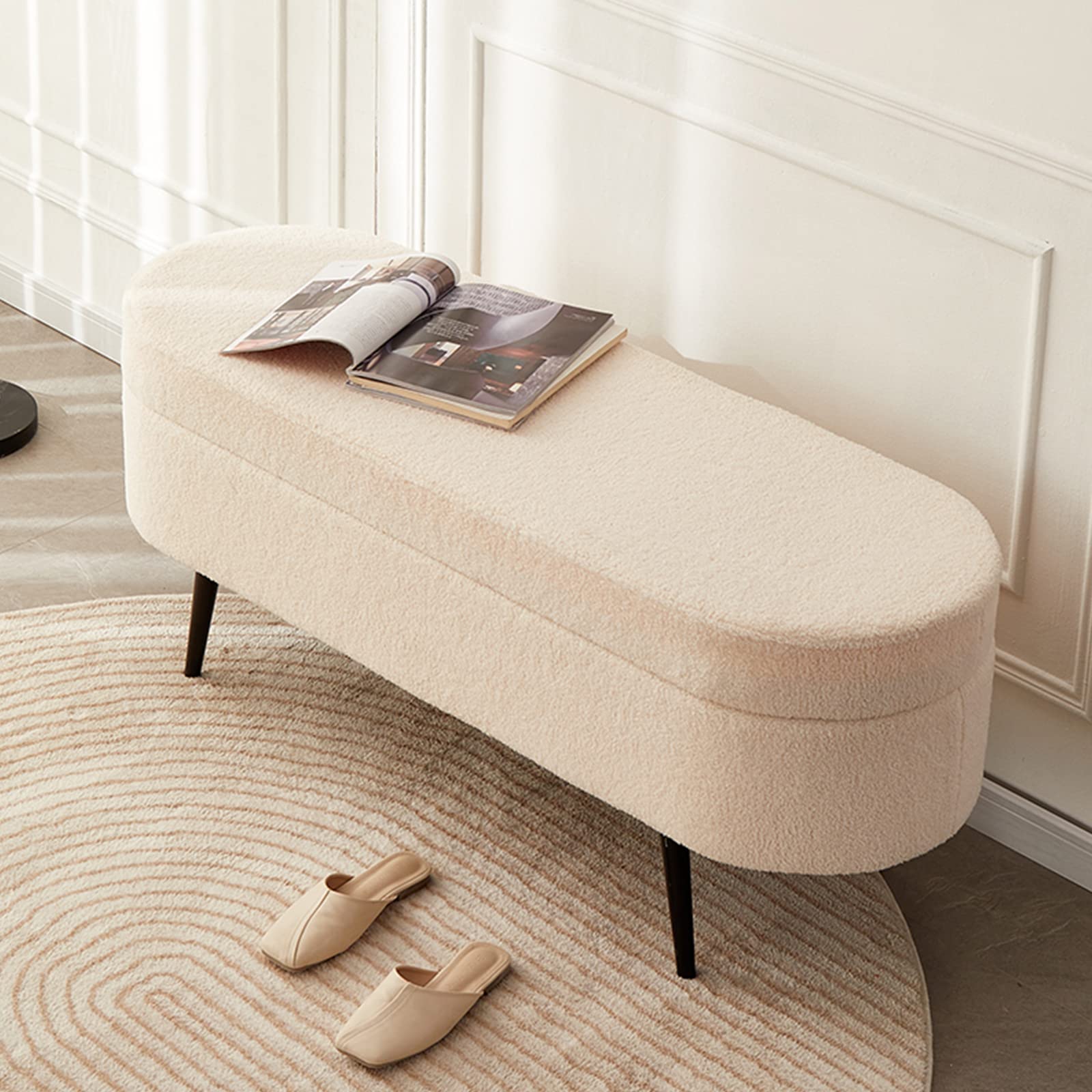 Pouf en laine d'agneau rembourré : fini le manque de place dans votre salon blanc