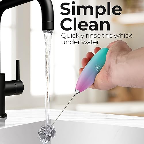 Vista 629 de Zulay Kitchen - Espumador de leche de mano con pilas AA Duracell: batidora de bebidas resistente para café, latte, capuchino y más, color aurora