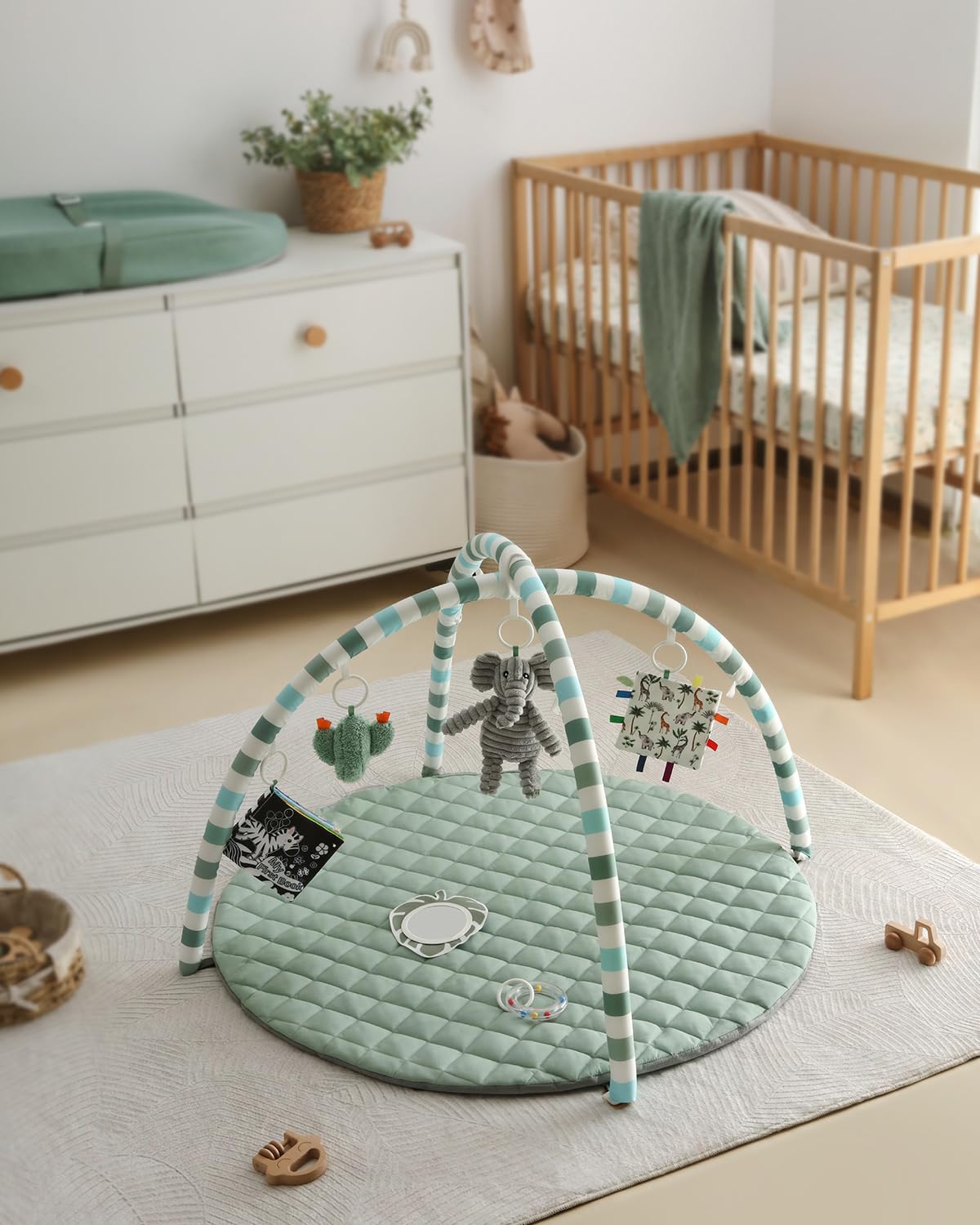 Blissful Diary Tapis d'éveil Bébé avec Arche Amovible, Tapis Éveil Bébé 6 Jouets - Développement Sensoriel et Moteur Progressif, Cadeau pour Nouveau Né, Enfant, Fille et Garçon, Vert Sauge