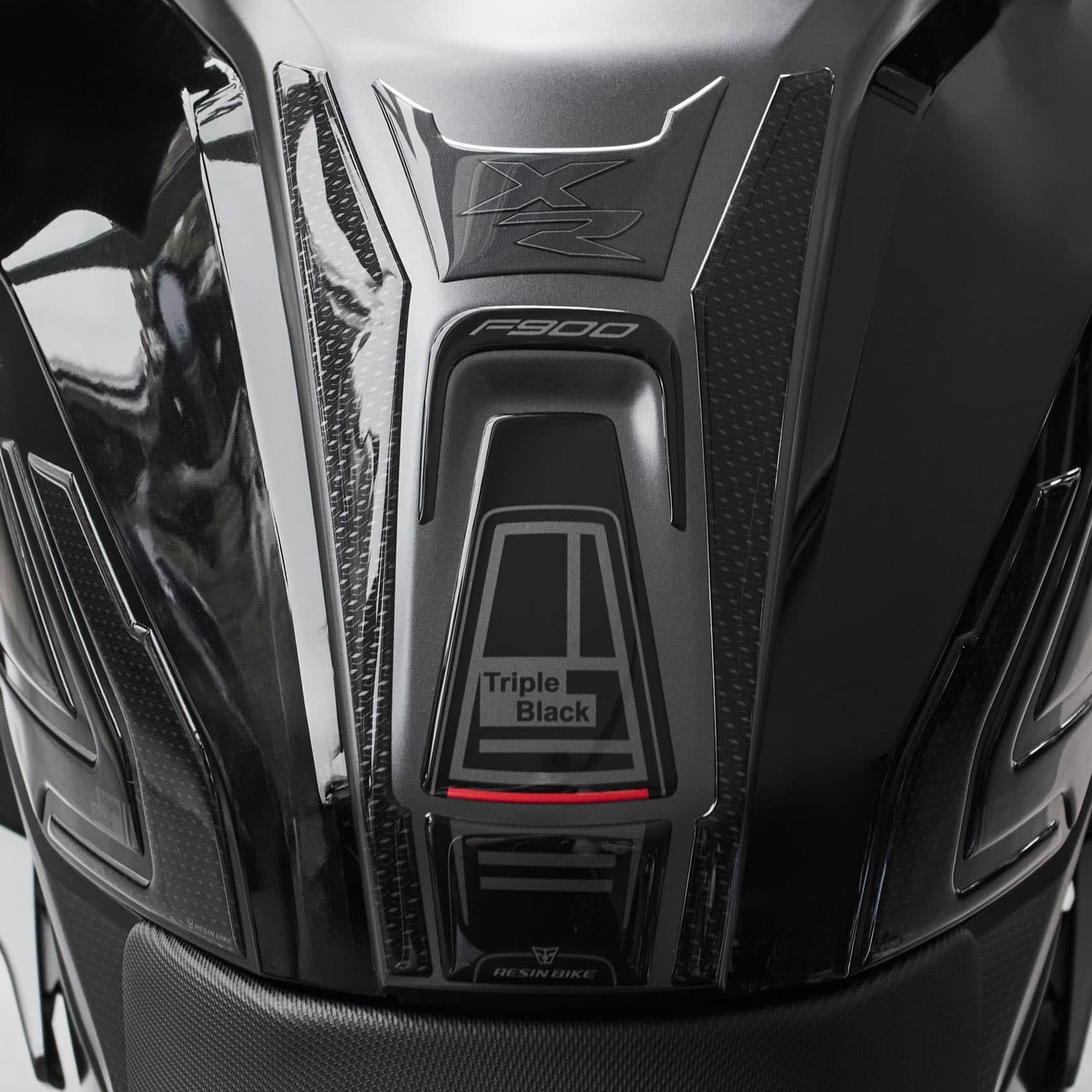 Resin Bike Naklejki Moto kompatybilne z BMW F 900 XR 2020-2026 Triple Black. Chronią Podkładka zbiornika przed uderzeniami i zadrapaniami. Naklejki żywiczne z efektem 3D - wyprodukowane we Włoszech