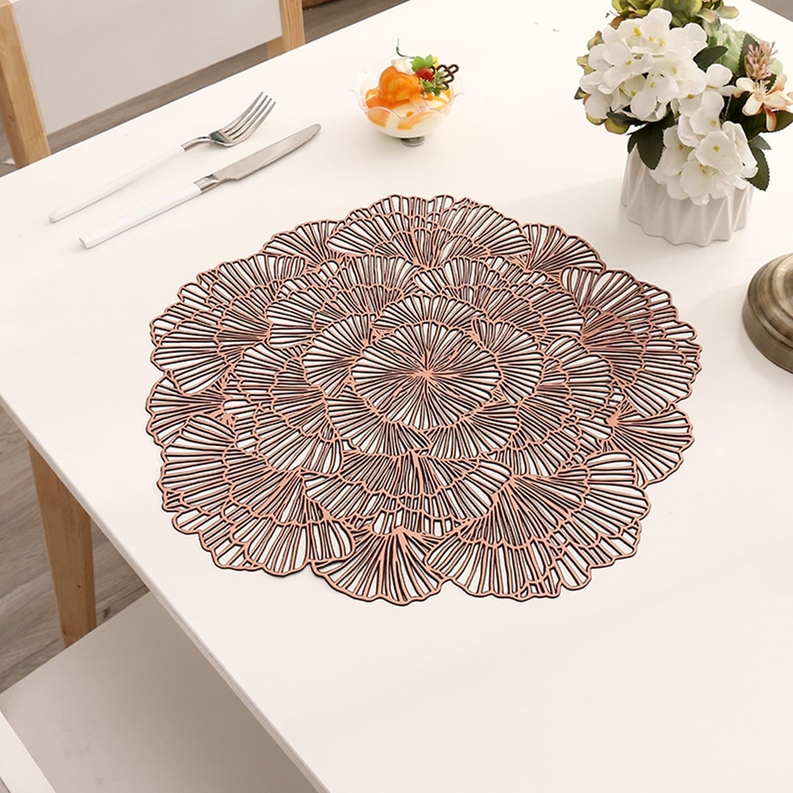 Sets de table fleurs creuses bronze pour une cuisine accueillante et chaleureuse