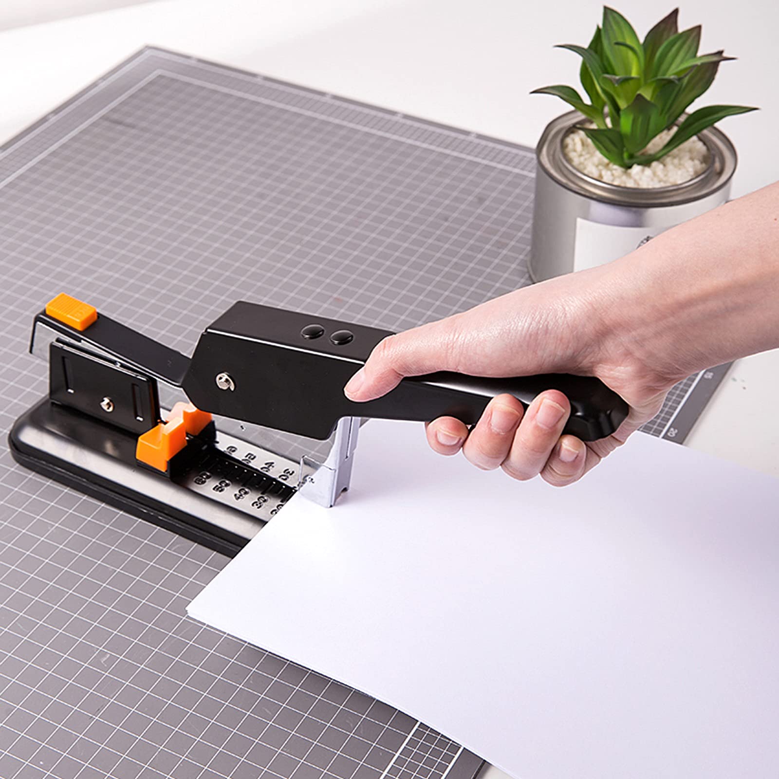 cucitrice Cucitrice Cucitrice da tavolo Pinzatura One Touch Cucitrice ergonomica facile da caricare Include punti metallici e levapunti per casa, ufficio
