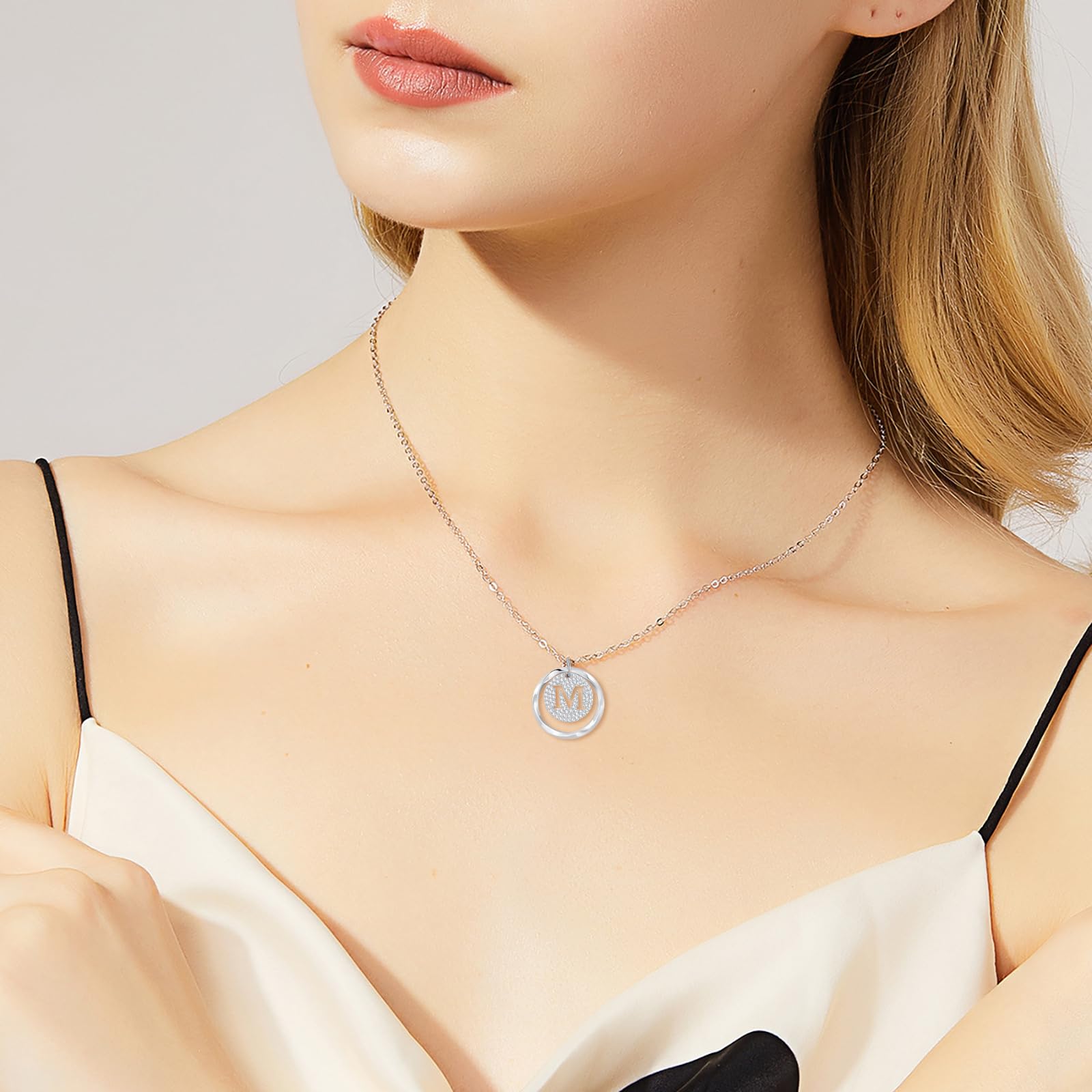 Collar con inicial A-Z de Tusuzik en Plata de Ley 925, destacando su diseño personalizable y el brillo de la circonita cúbica.
