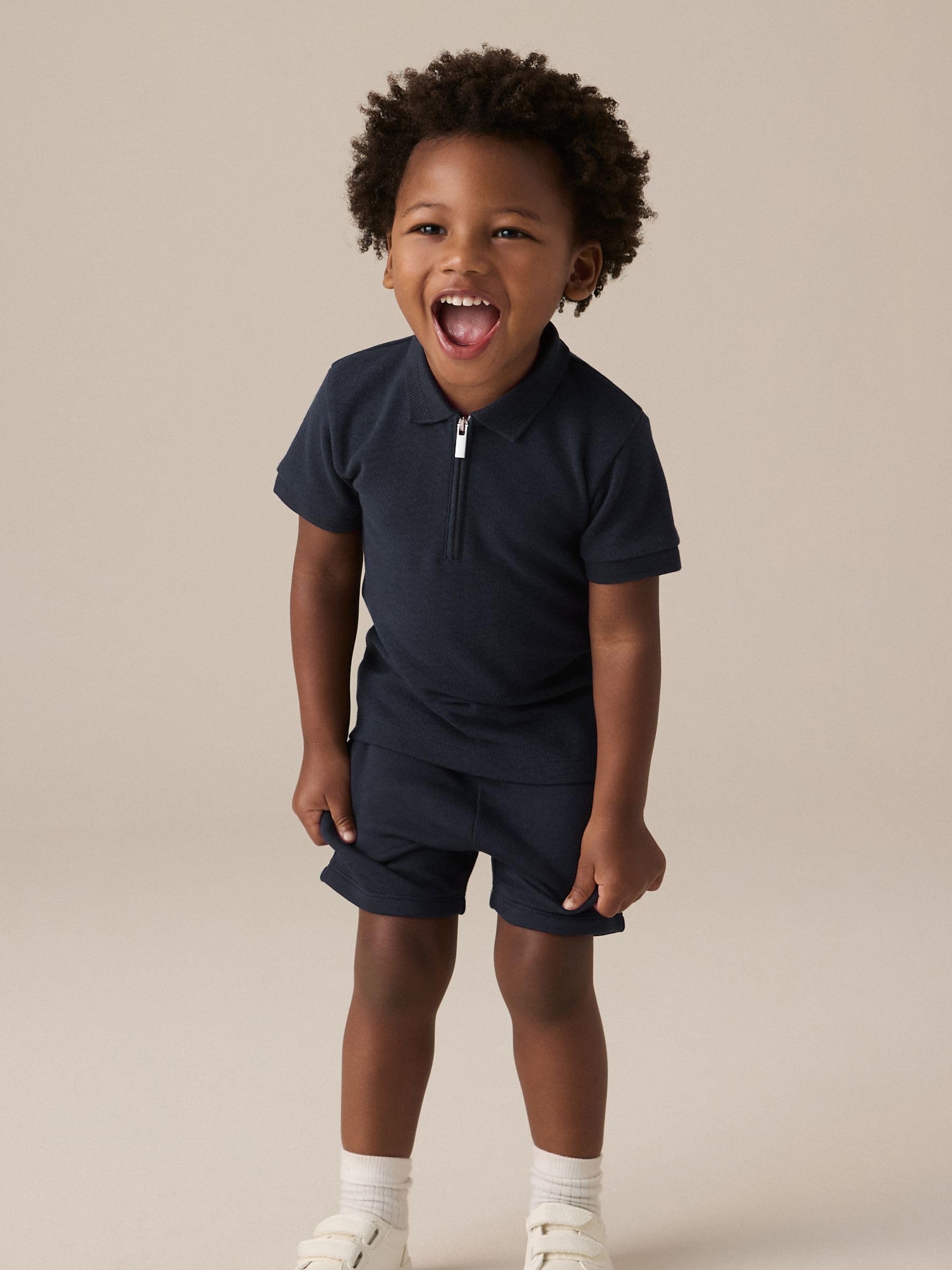 NEXT Jungen Standard Kurzarm-Polohemd mit Reißverschluss und Shorts 62-122