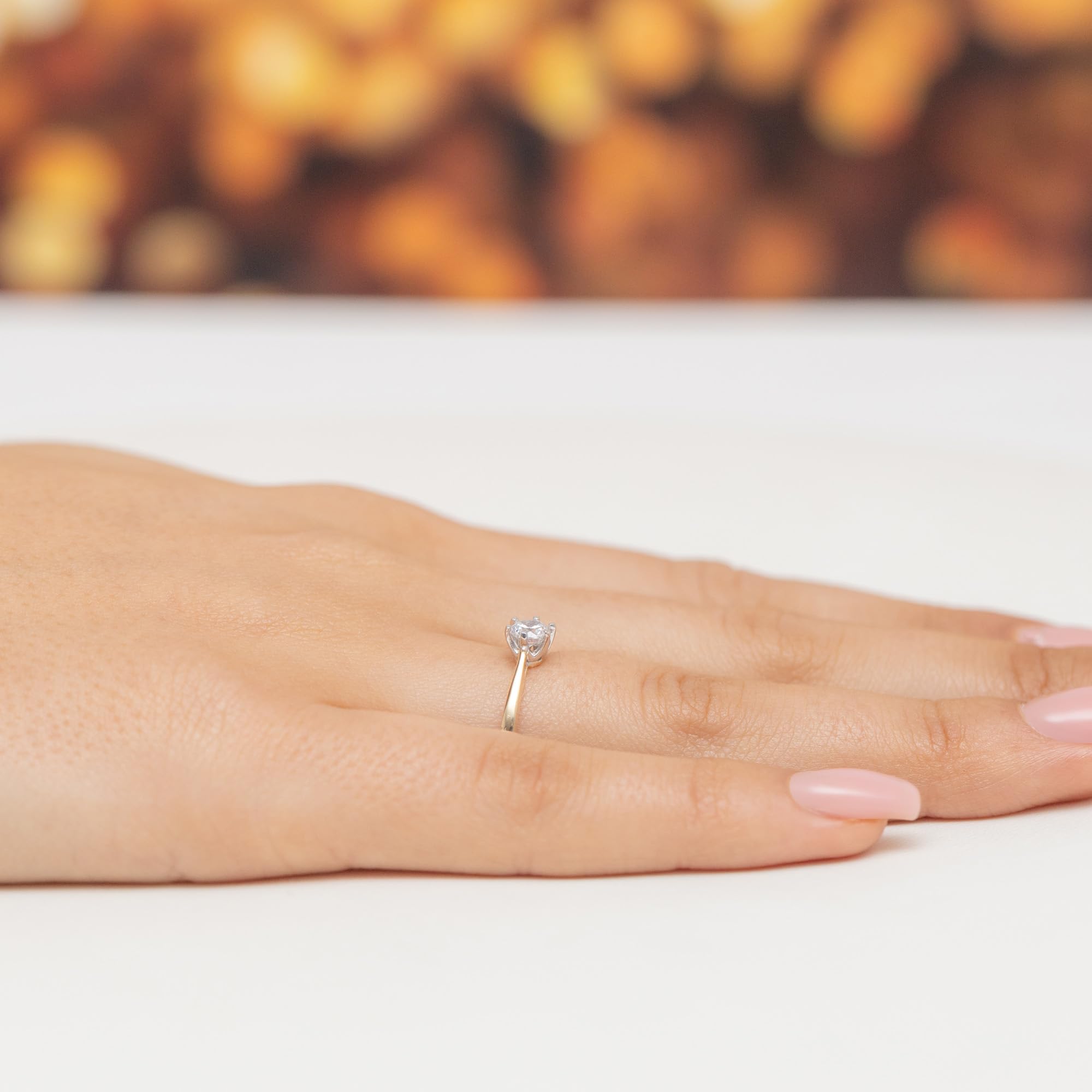 MARKO Goldring Damen 333 Echtgold Verlobungsring mit weißem Stein, klassischer Solitär Ring Gold 8 Karat, eleganter Damenring als Geschenk