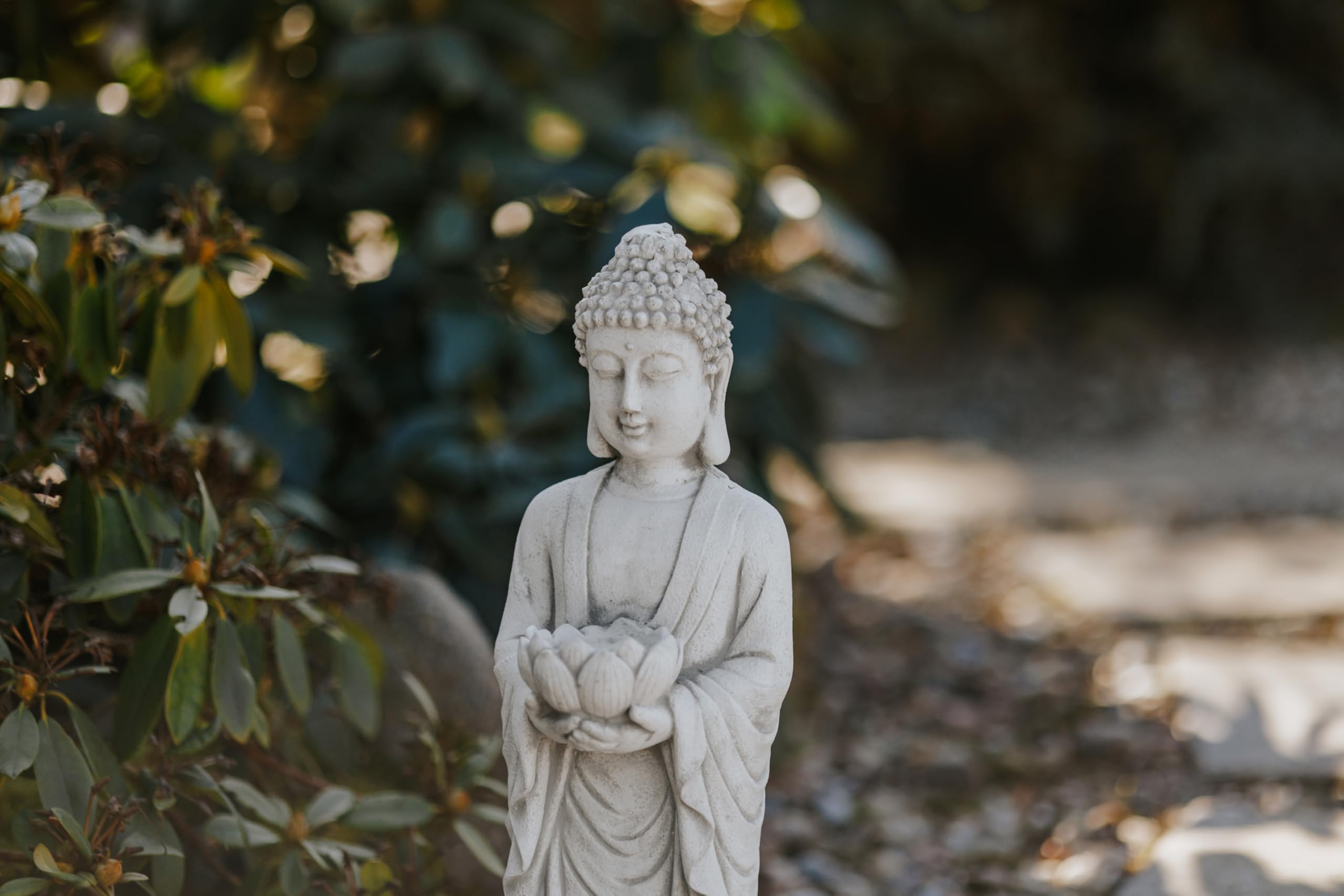 gartendekoparadies.de Buddha Statue aus Steinguss mit Lotusblüte, Grau, 45 cm, 7 kg, Frostsicher, für Garten und Innenbereich