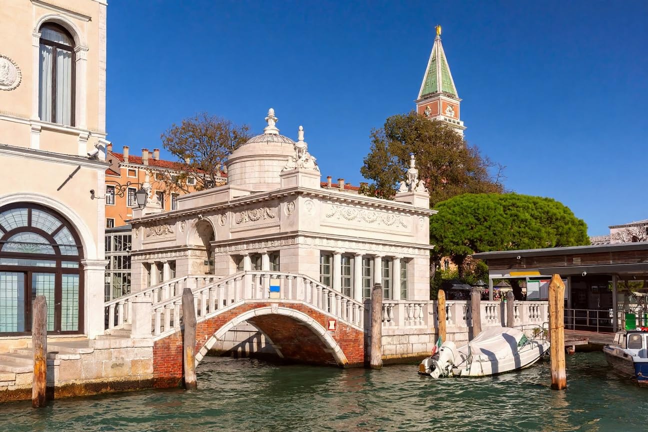 adrium Poster-Bild 120 x 80 cm: Malerischer Blick auf den zentralen Stadtdamm mit einer Brücke an einem sonnigen Tag, Venedig, Italien