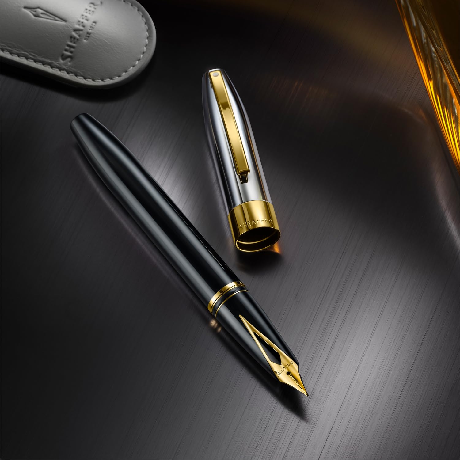 Sheaffer Legacy 9065 Füllfederhalter, zweifarbiger schwarzer Smoking-Medaillengewinner, 14 Karat PVD-Gold, mittlere eingelegte Feder, mit Ledertasche und luxuriöser Geschenkbox