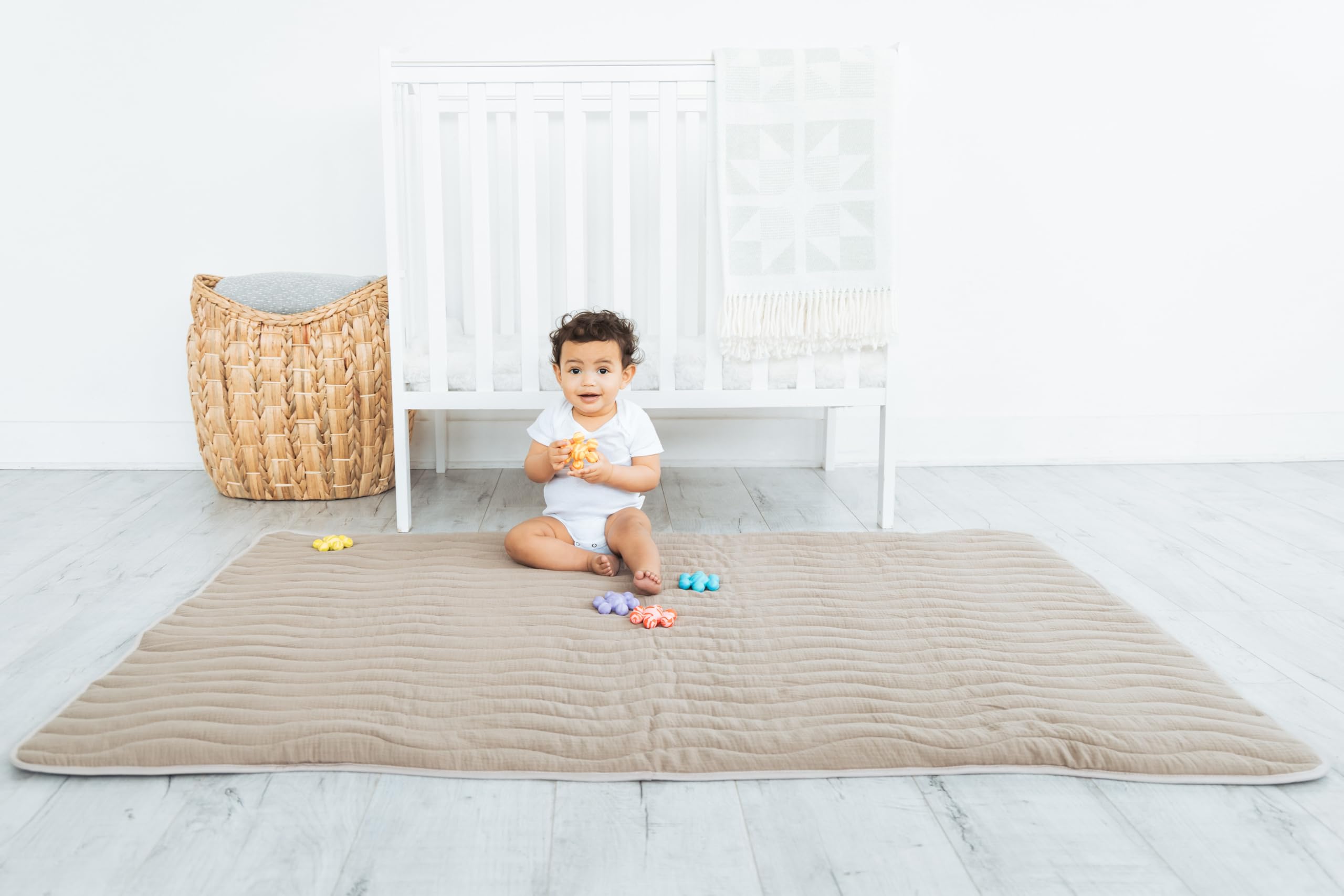 Ubbi Baby-Bodenmatte, dick und bequem, 40,5 x 57 cm, gepolsterte Spielmatte für Babys und Kleinkinder, Abnehmbarer Baumwoll-Musselin-Bezug, maschinenwaschbar und faltbar, Taupe