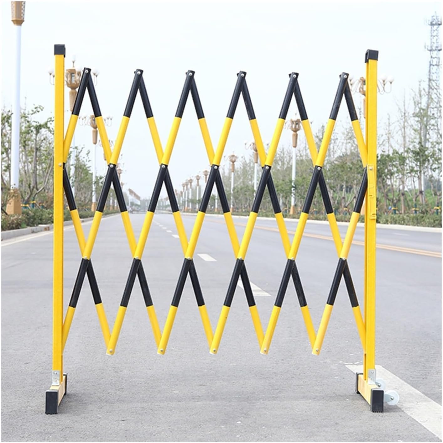 Barrière rétractable portable pour bloquer les accès dangereux facilement