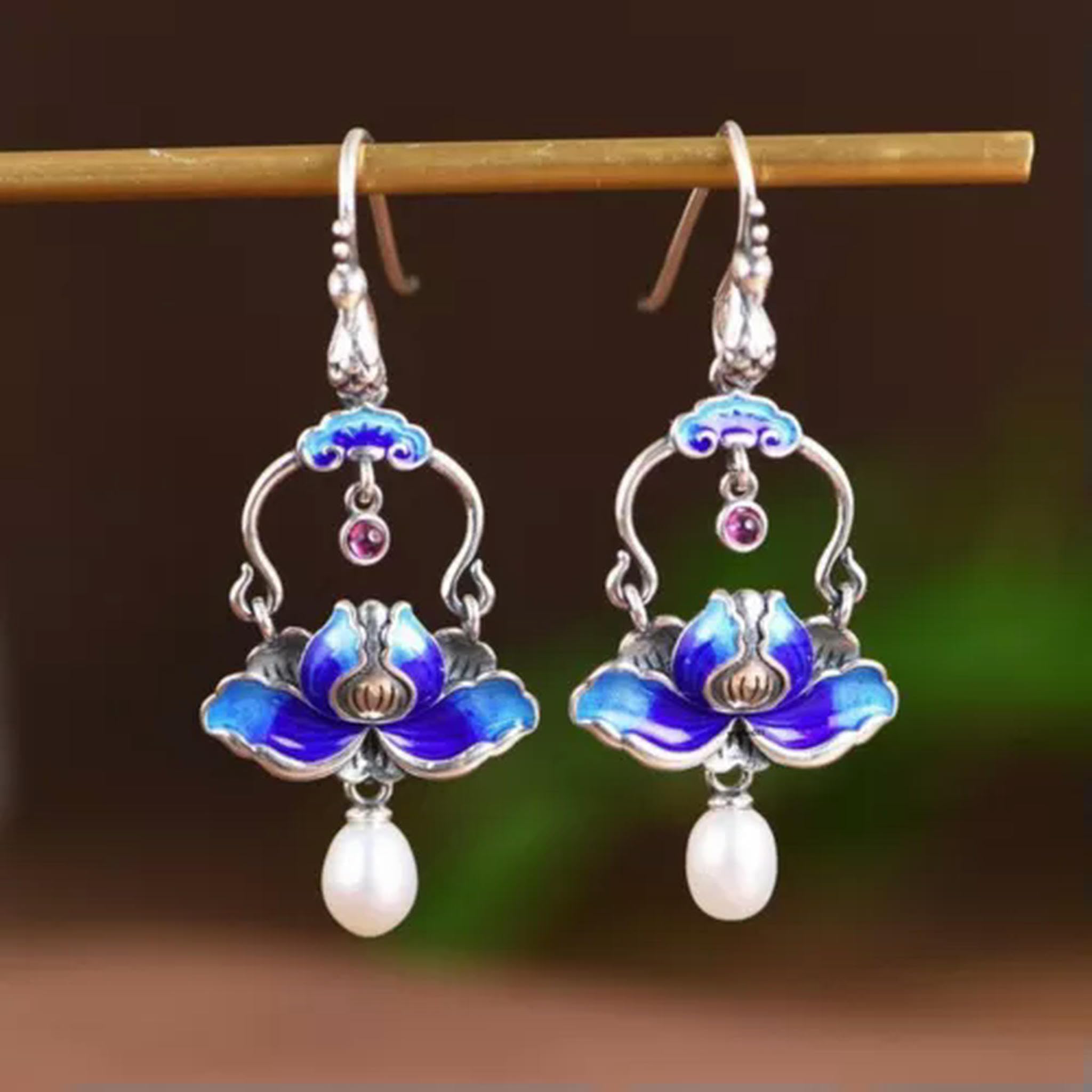 1 Paio di Orecchini Pendenti in Argento 925 con Perle e Fiore di Loto smaltato da Donna