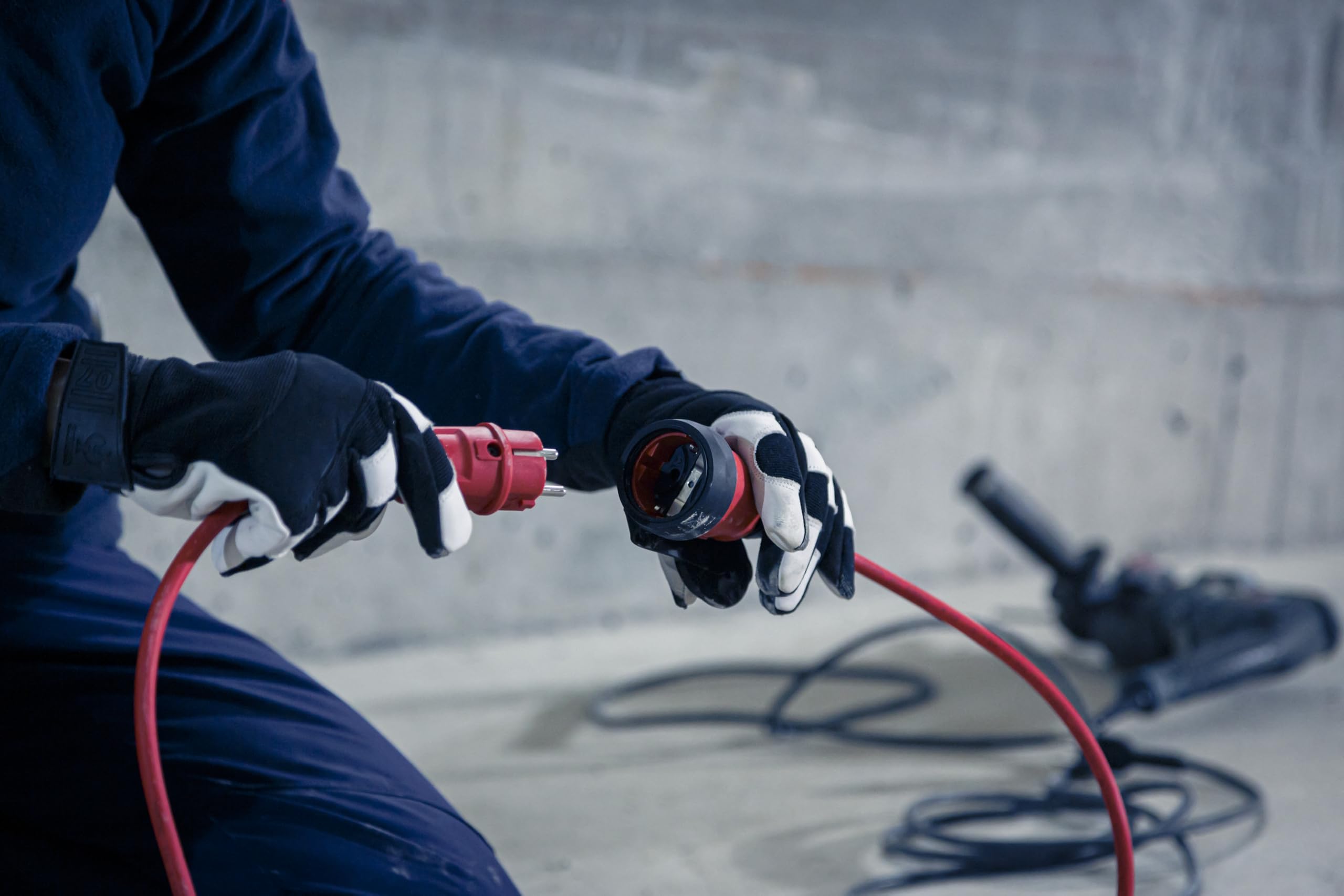 Brennenstuhl Professional Verlängerungskabel VQ 1200 IP44, 10m | Kabel H07BQ-F 3G2,5 in rot, Baustelleneinsatz und ständiger Einsatz im Freien, Made in Germany
