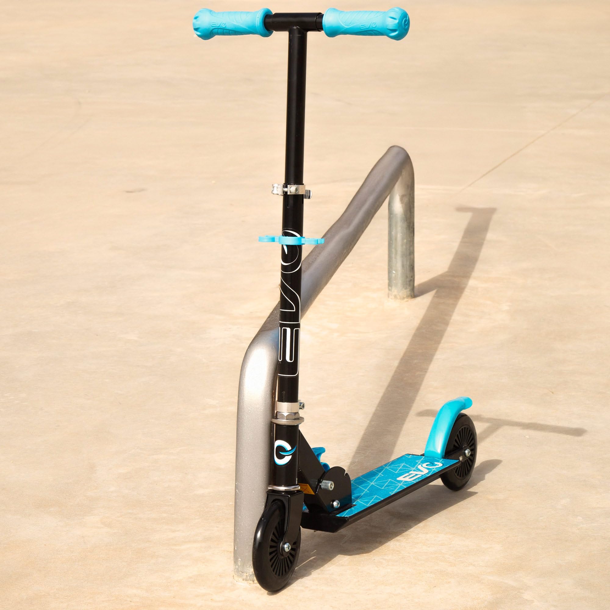ColorBaby EVO Patinete 2 Ruedas Plegable, Color Azul, Manillar Ajustable 3 Alturas, Freno Trasero, ABEC-5, Tamaño 65x32x76 cm, Peso máx. 50 kg, Juguetes niños 5 años, Patinetes Infantiles (54342)