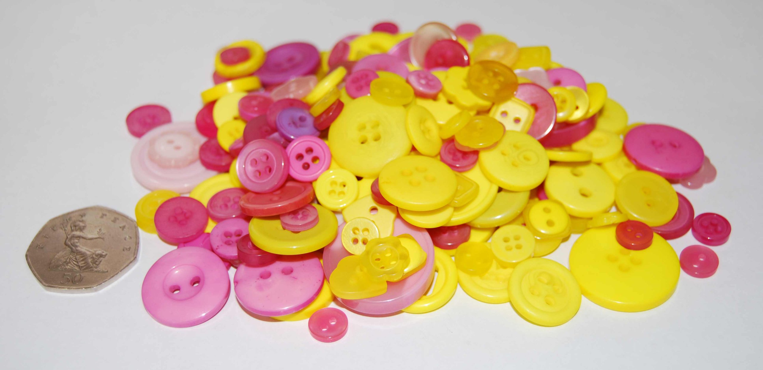 celloexpress Pack of 25g - PINK & YELLOW BUTTONS - Mixed Sizes of Various Pink and Yellow Buttons for Sewing and Crafting