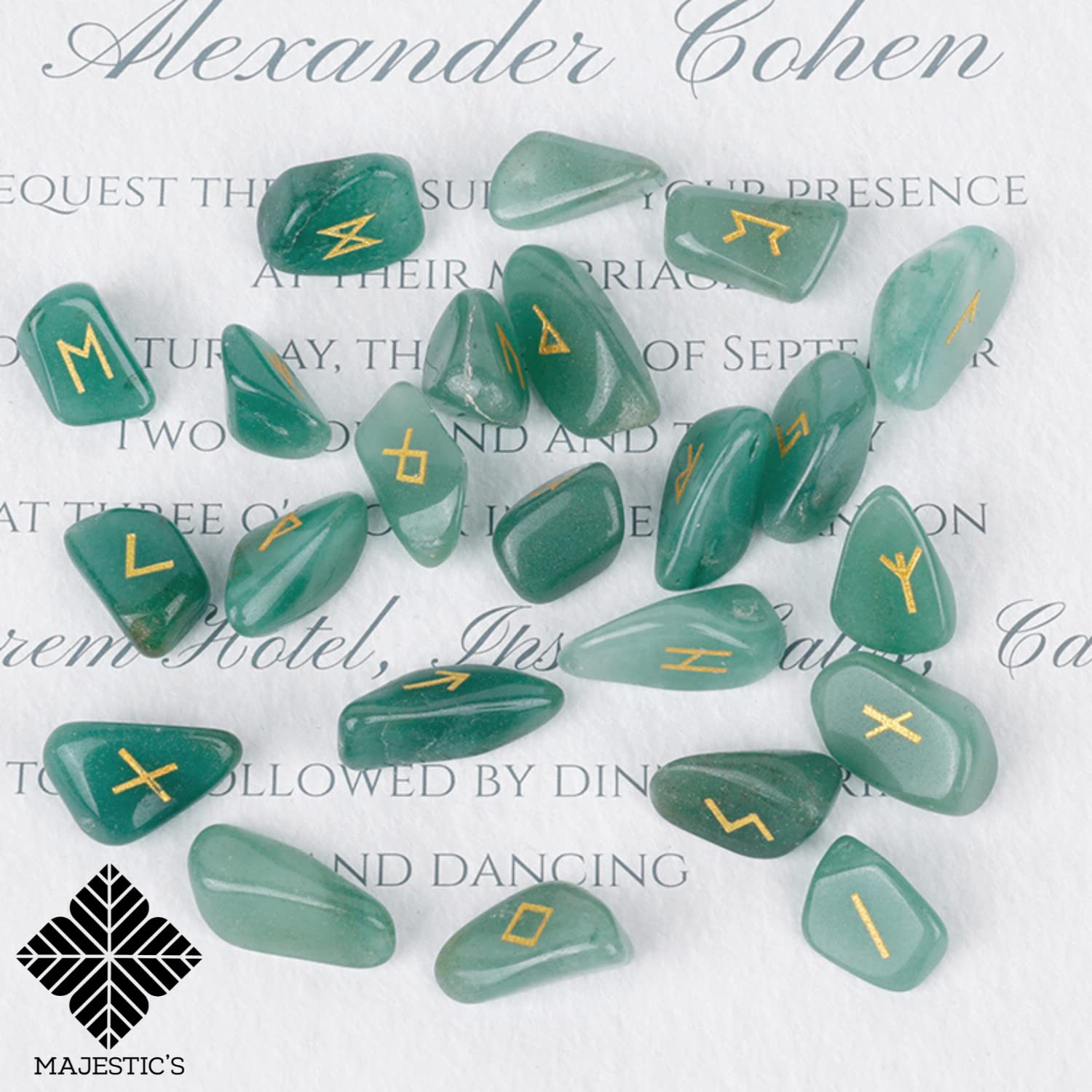 Rune Celtiche Vichinghe Avventurina Verde, Set x25 Pietre Lucide Semi Preziose Incise (2 cm x 1 cm) + Sacchetto Nero + Libro Pratico (PDF) - Alfabeto runico Futhark per divinazione e cartomanzia