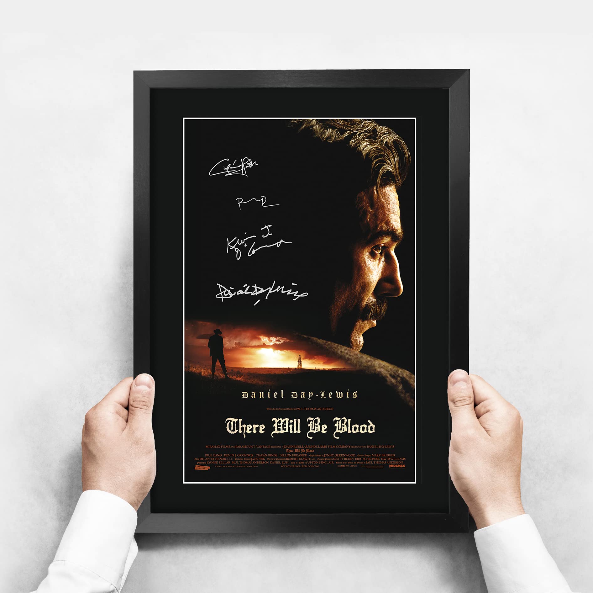 HWC Trading FR A3 There Will Be Blood Daniel Day-Lewis Geschenke Geduckter Poster Signiertes Autogramm Foto für Fans von Film Memorabilien - A3 Framed