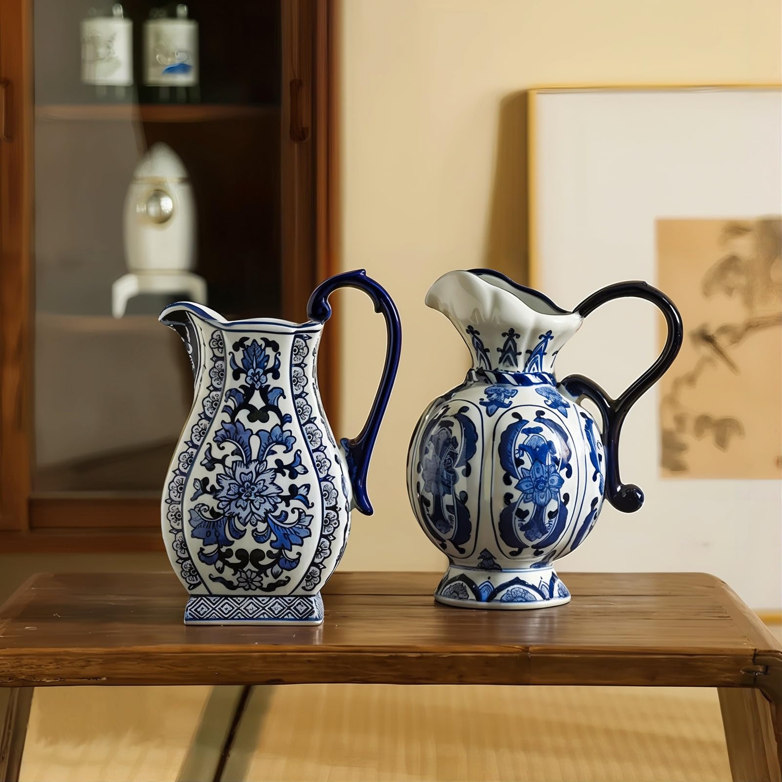 Krug aus feinem Porzellan, blau und weiß, vielseitige Heimdekoration für Kaminsims oder Tafelaufsatz, ideal als Wasserkrug oder Blumenvase, Keramikkrug mit Griff