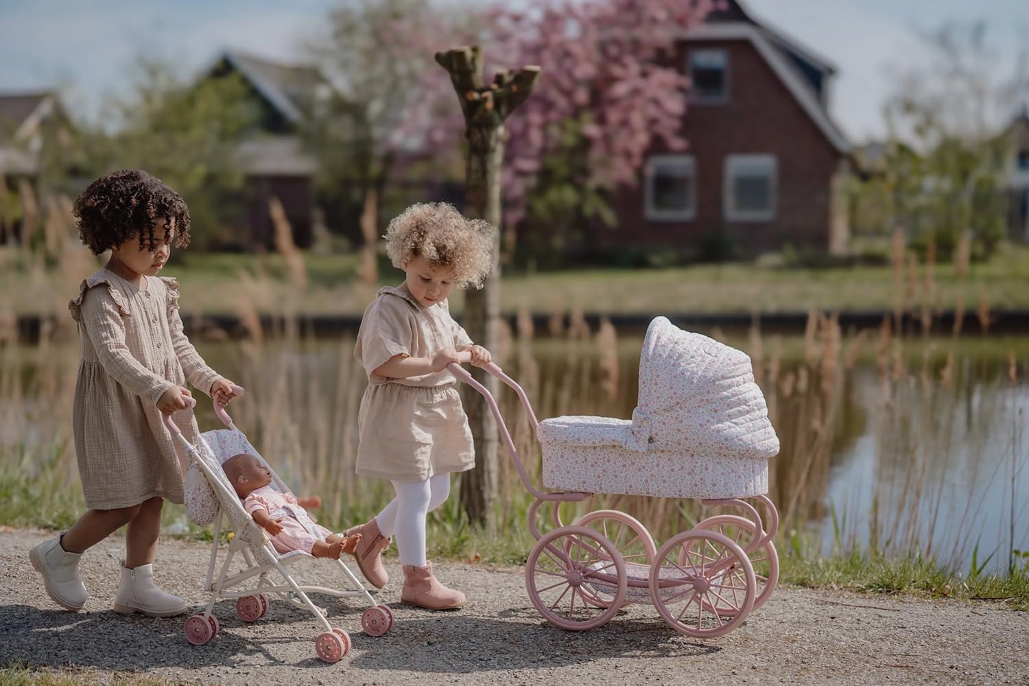 Little Dutch Cochecito de muñecas plegable de metal con asas suaves y bolsa – para muñecas de 33-46 cm, Soft Flowers rosa/blanco