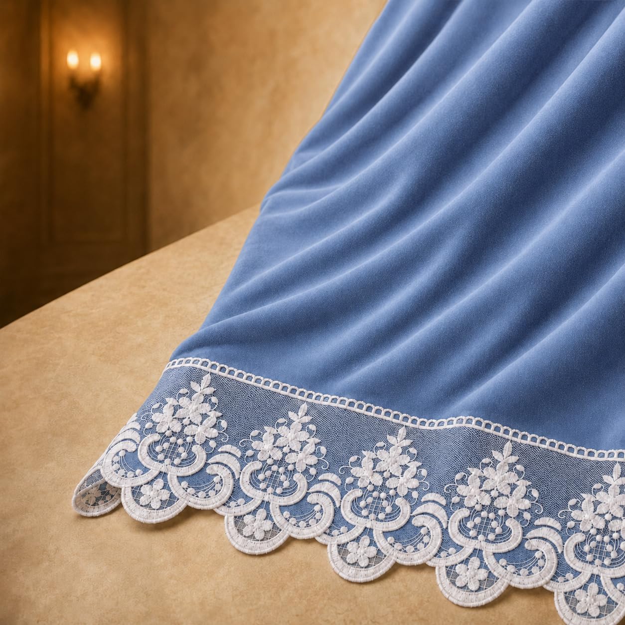 PETTI Artigiani Italiani Samt-Tischdecke mit Rebrodé-Spitze 140 x 140 cm (Quadratisch), Quadratische Tischdecke Weich und Elegant für Esstisch und Küche, 4 Personen, Rauchblau mit Spitze
