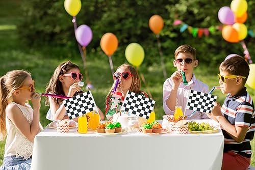 Miniatura 6 de Paquete de 12 banderas a cuadros de 8 x 12 pulgadas, bandera de carreras en blanco y negro en palo de madera, palo de mano con parte superior de