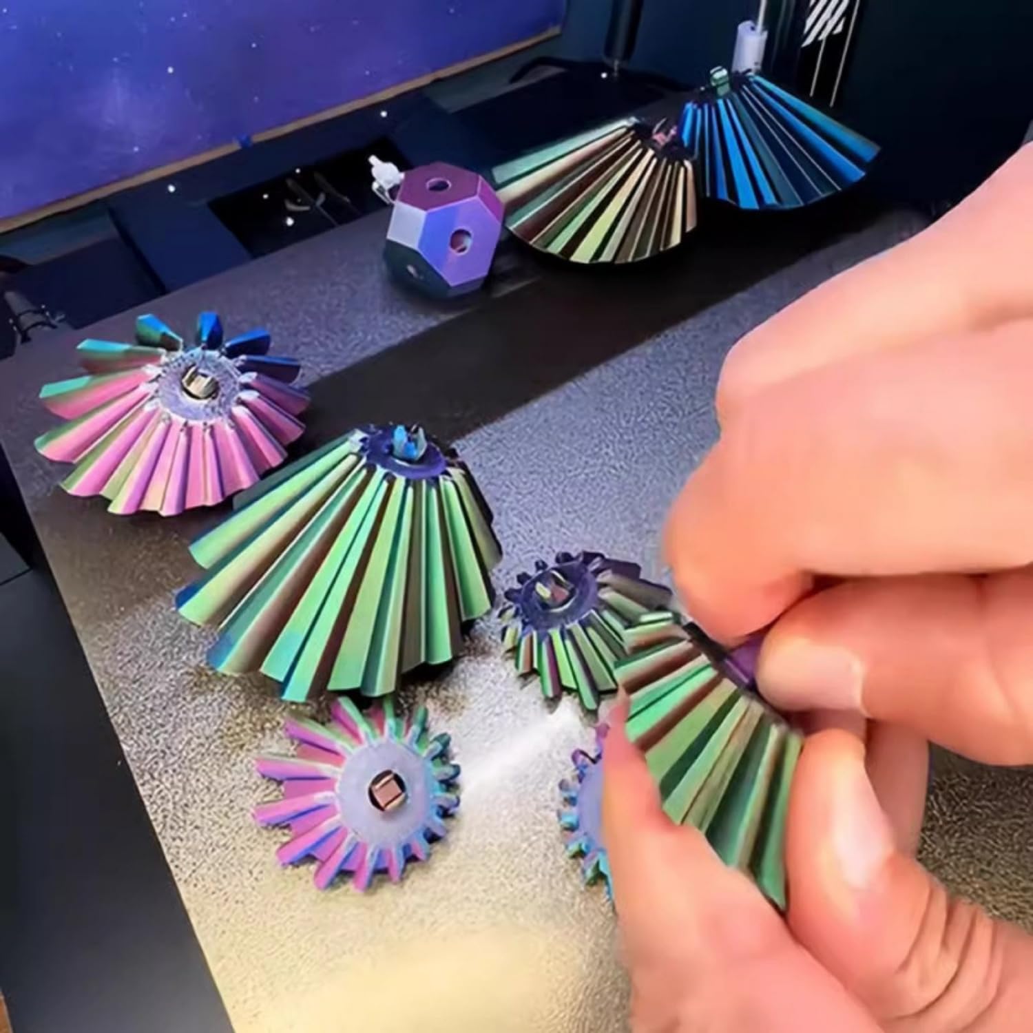 Piłka zębata z nadrukiem 3D, sensoryczny spinner, antystresowy spinner, kompaktowy żyroskop stołowy do biura – w podróży i domu (tęczowy (średni), zestaw 4 sztuk