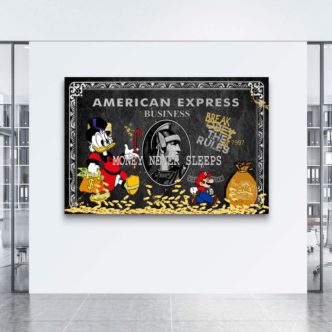 Kunstgestalten24 | Amex Pop Art Wandbild auf Leinwand mit Dagobert & Mario – Street Art Motiv mit „Money Never Sleeps“ Schriftzug – Luxus Deko für Büro, Wohnzimmer | 120x80cm, 2cm Rahmentiefe