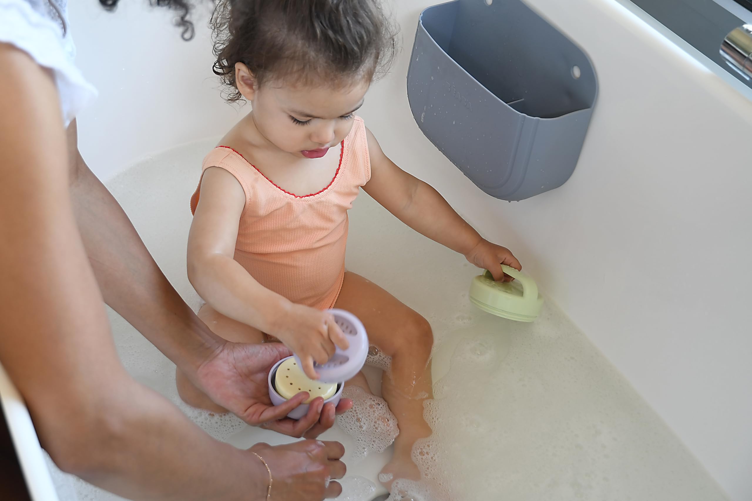 BÉABA, Set di 4 giocattoli da bagno in silicone, Impilabili, Giganteschi, Ergonomici, Forme e dimensioni diverse, Sviluppano le capacità motorie, Morbido silicone, Facili da riporre, Multicolore