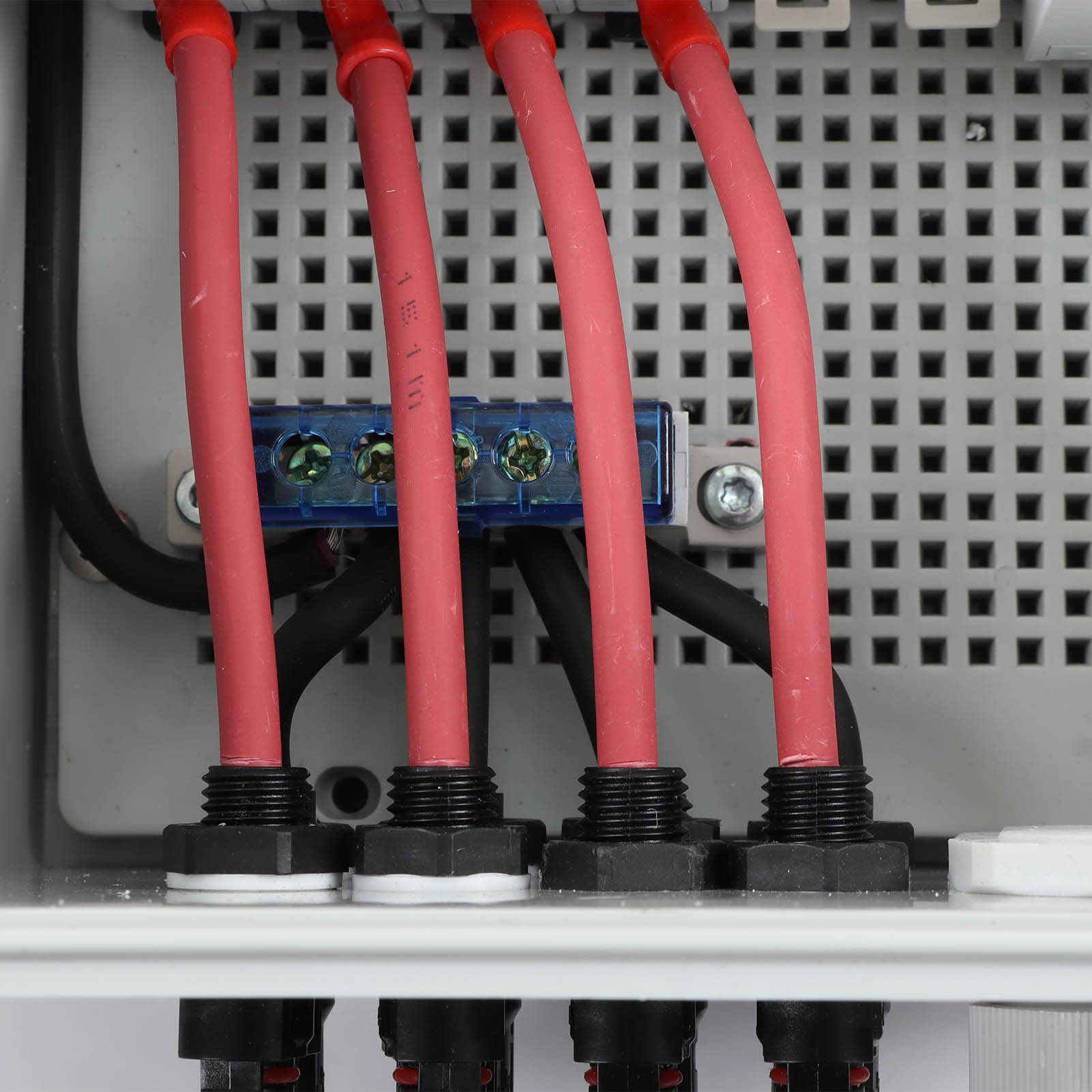 Cocoarm 4-żyłowa Skrzynka Przyłączeniowa PV, Poliwęglanowa Skrzynka Przyłączeniowa ABS DC1000V 63A IP67 z Odgromnikiem 40KA, 4 Wejścia 1 Wyjście dla Pojazdów Kempingowych Poza Siecią i Podłączonych
