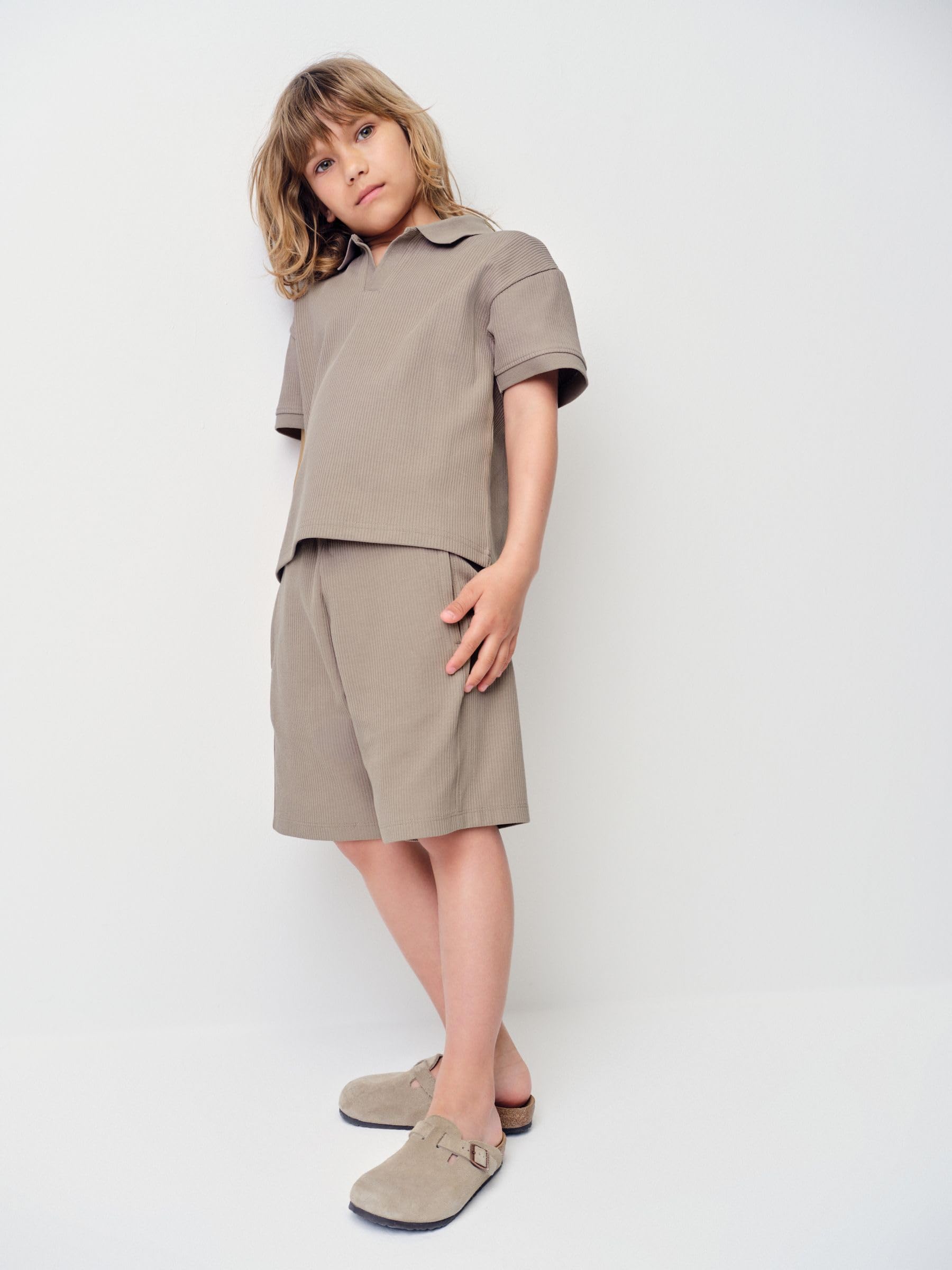 THE SET Jungen Geripptes Rundhals-T-Shirt aus Jersey, Oberteil mit Trophy-Ausschnitt und Shorts im Set, 2er-Pack