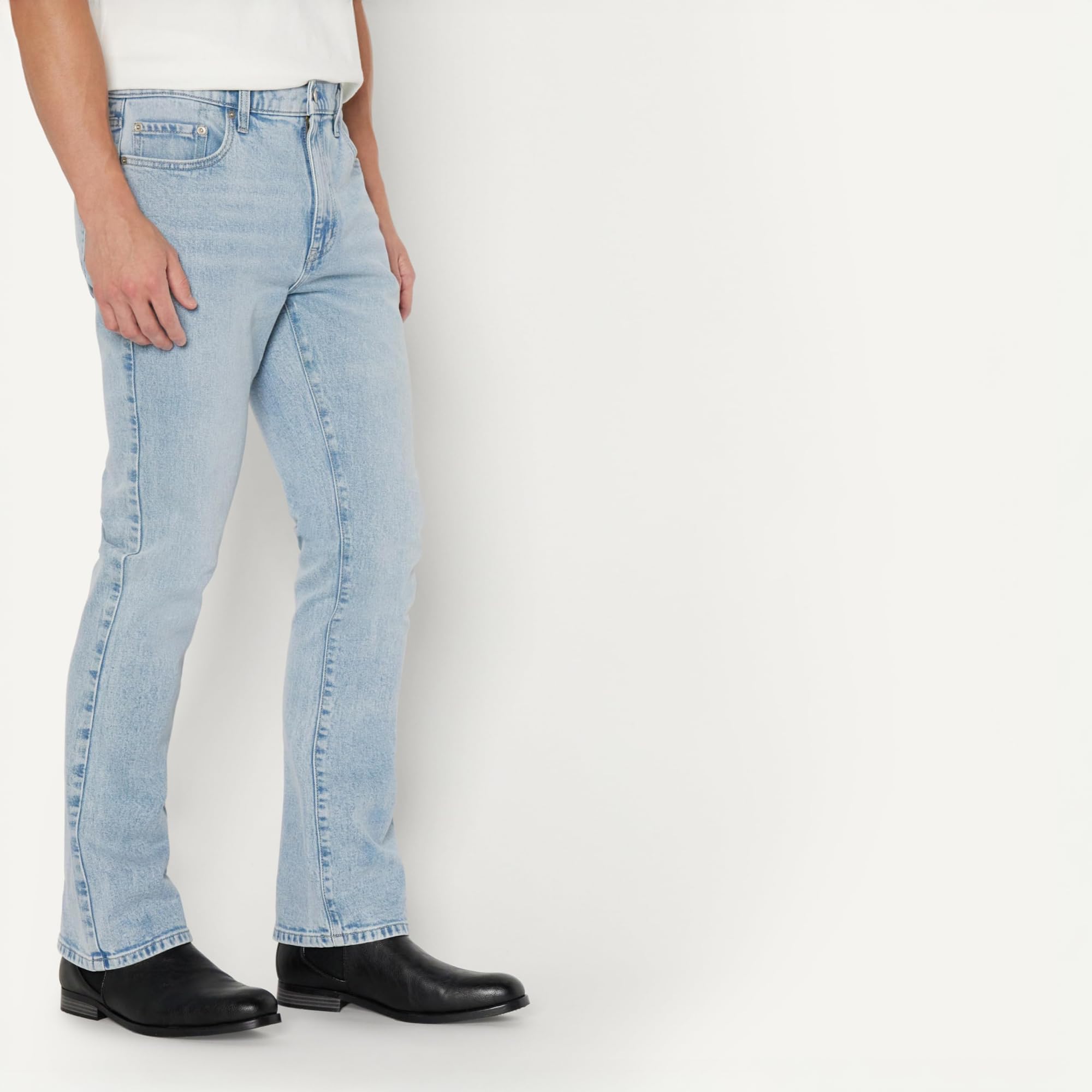 Amazon Essentials Jeans Bootcut Leggermente Elasticizzati, Vestibilità Aderente Uomo