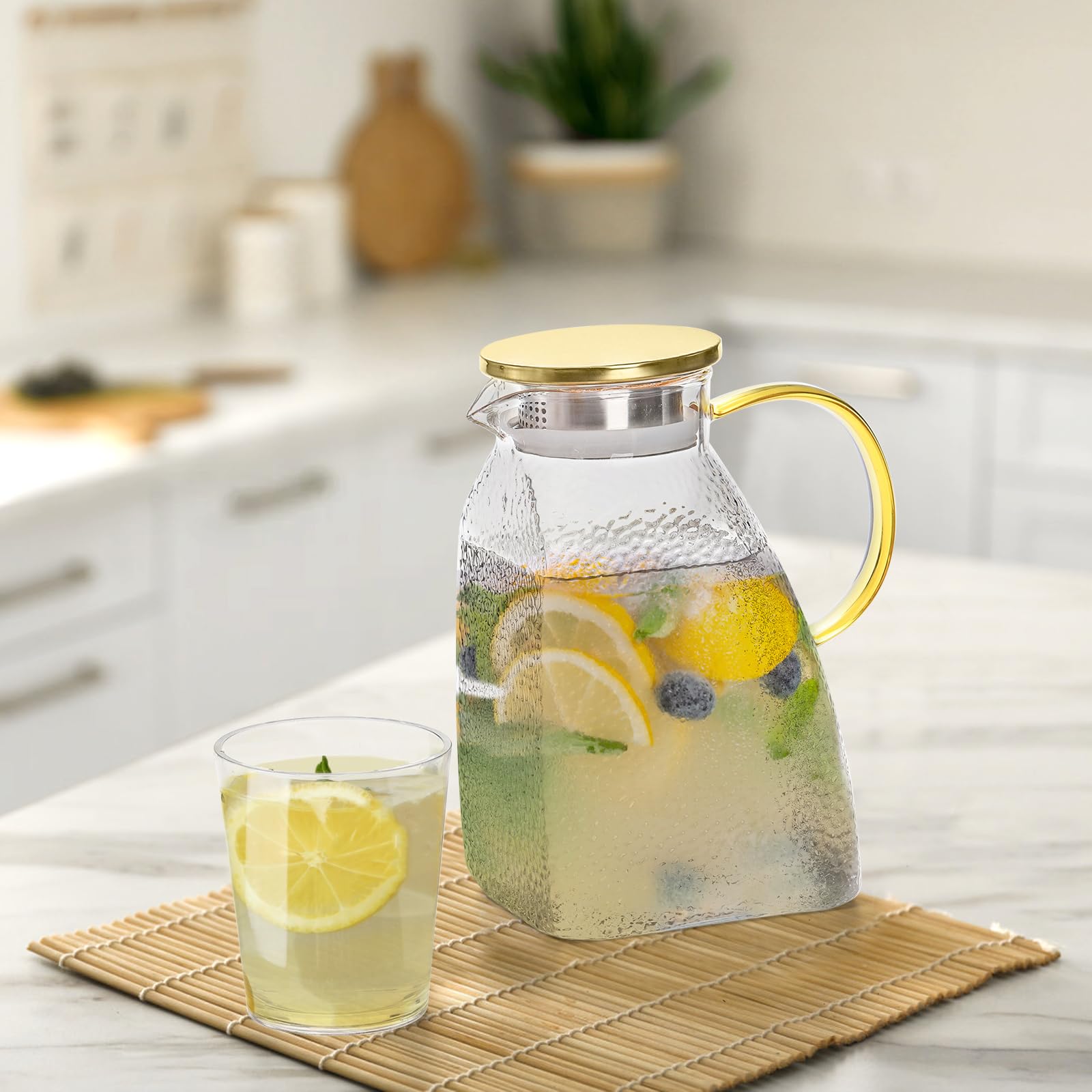 Hedume Jarra de agua para puerta de nevera, 1.8 litros/60 onzas, jarra de nevera con tapa dorada de acero inoxidable, jarra de vidrio de borosilicato alto a prueba de fugas, jarra de té helado para