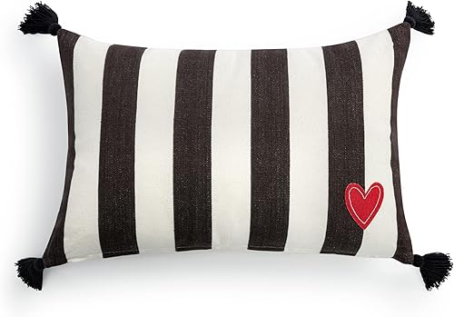 DEMDACO Almohada cuadrada de relleno de poliéster de algodón con diseño de corazón rojo y rayas blancas y negras de 18 x 12 pulgadas