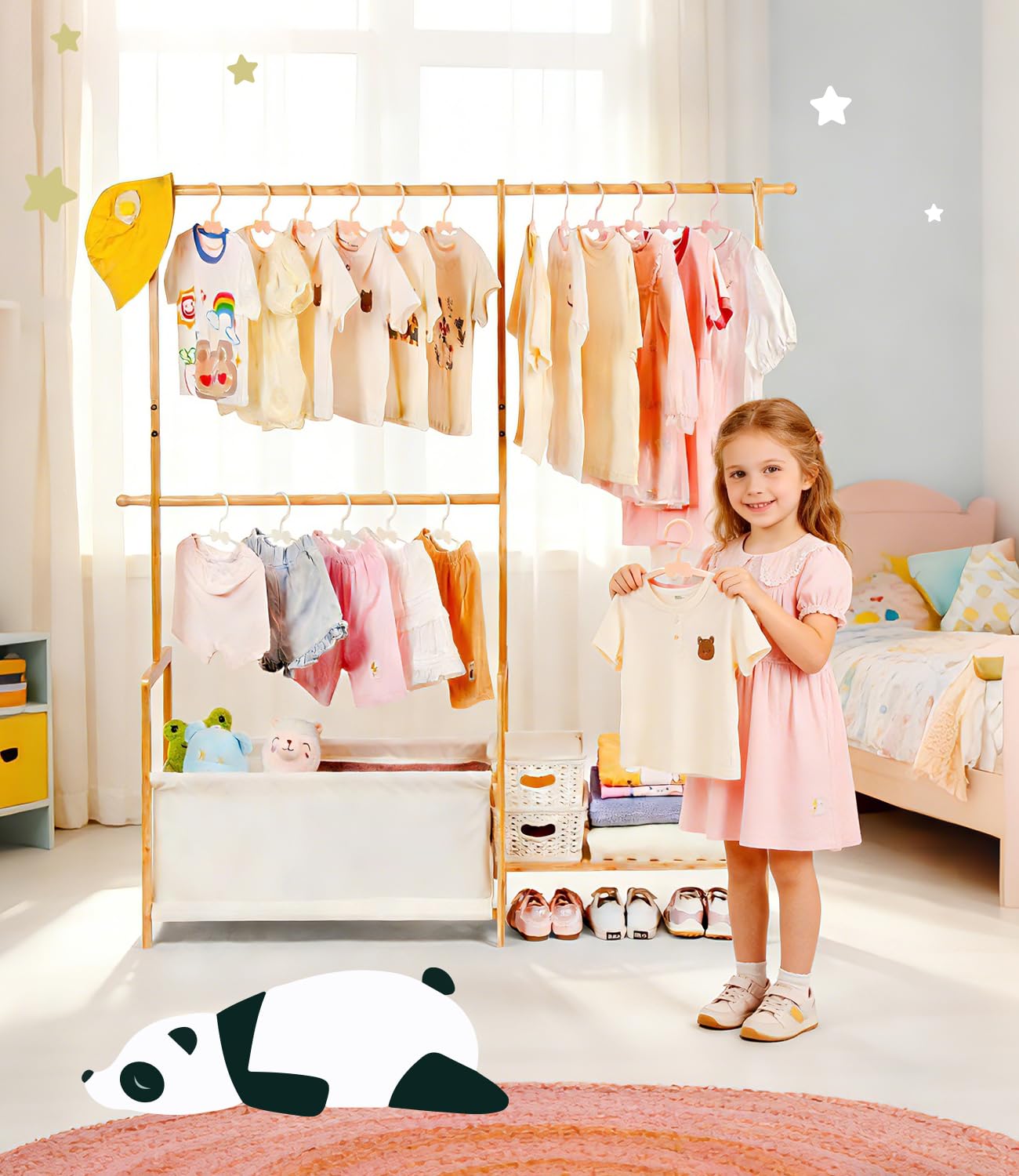 Portant à vêtements en bambou avec trois espaces de suspension, petit organisateur de vêtements pour enfants avec sac de rangement et étagère, pour costumes et accessoires