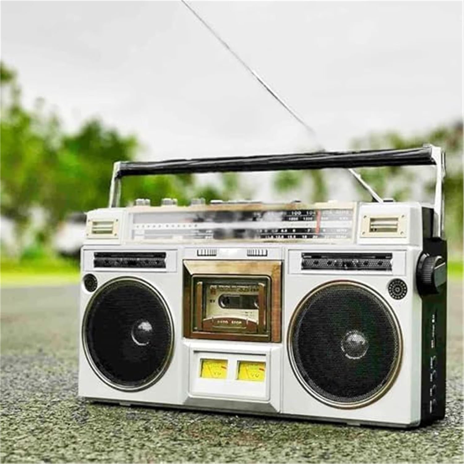 Przenośny Boombox z odtwarzaczem kasetowym i rejestratorem, radiem AM/FM, wejściem SD/USB, wbudowanym głośnikiem, styl retro, klasyczny styl, design z lat 80-tych, do zabawy muzyką i dźwiękiem