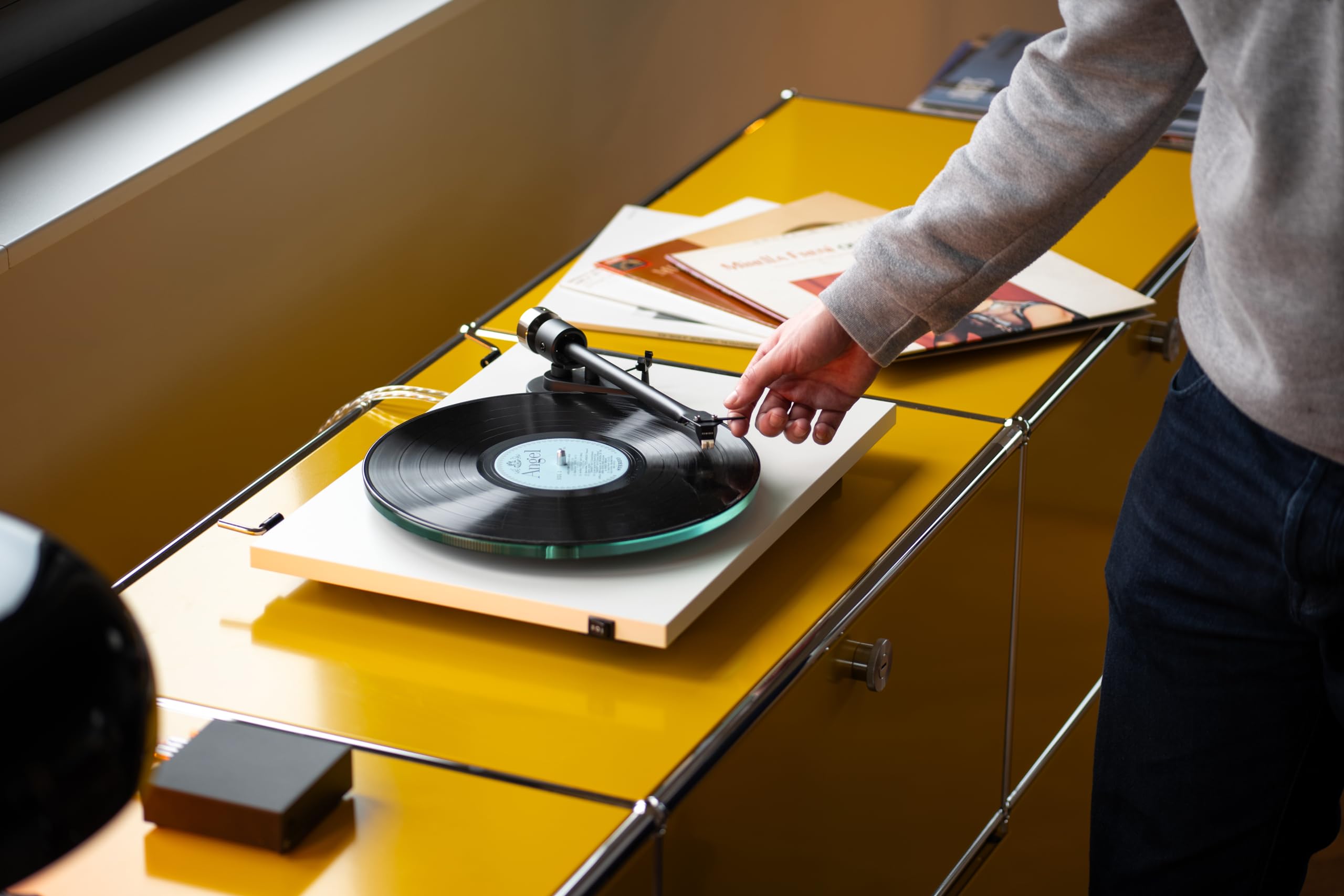 Pro-Ject T2 Super Phono Platine audio Plug and Play avec préampli MM-Phono de qualité supérieure, plateau en verre massif, blanc