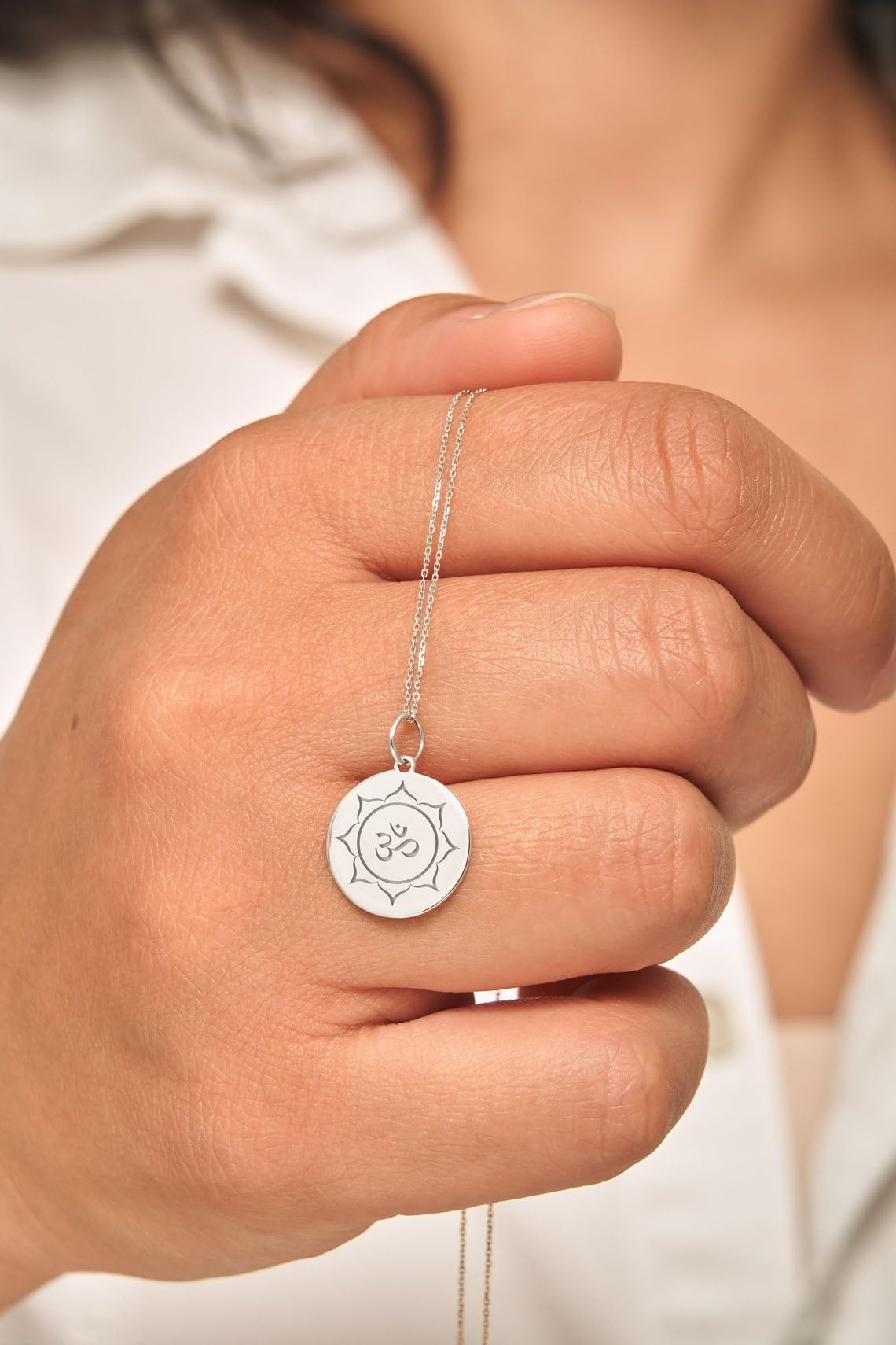 LKBEADS Collana con ciondolo a moneta incisa con simbolo Om da 24 mm con catena a maglie da 18 pollici | Argento Sterling 925 | Gioielli regalo unisex | LK_PNDN_2205