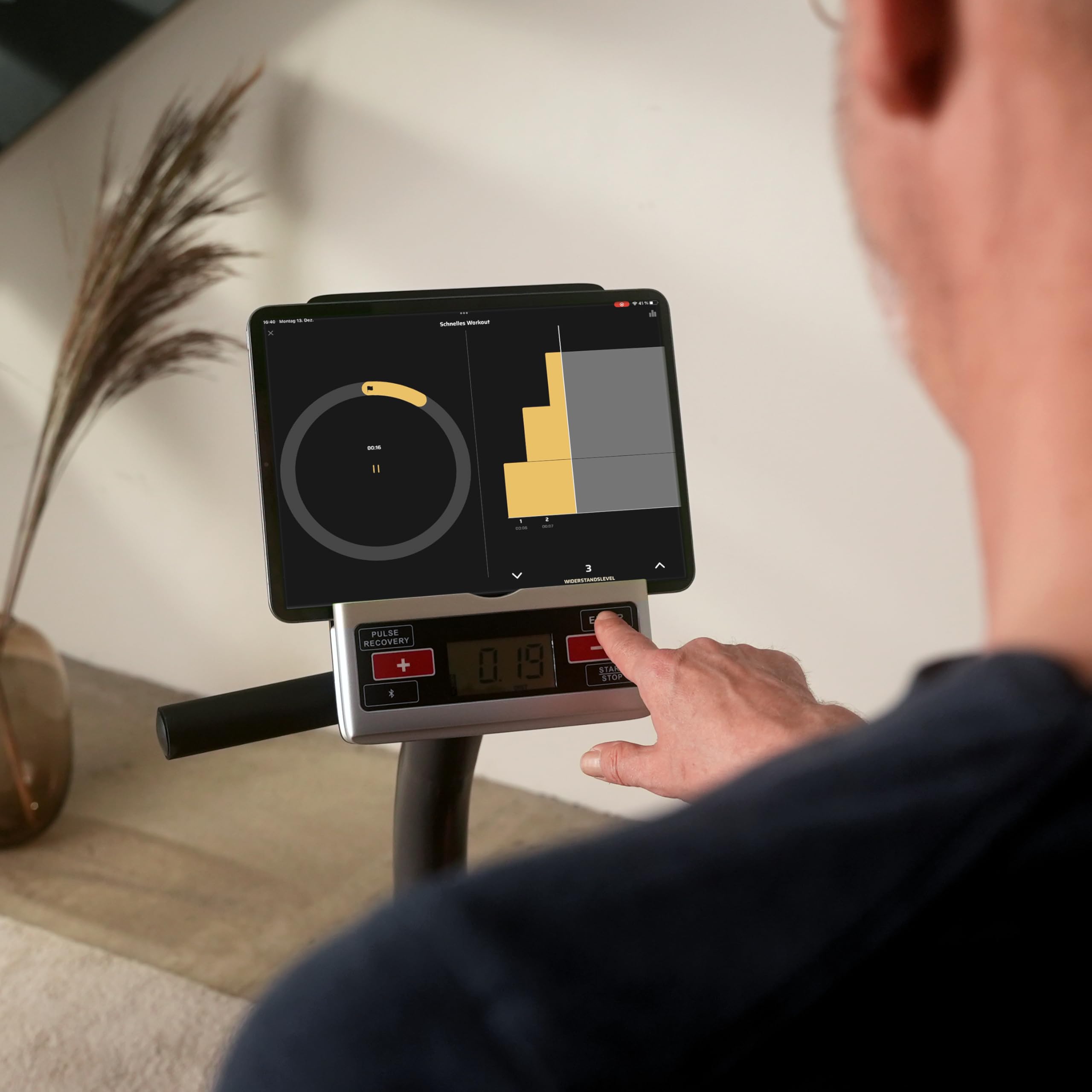 SportPlus Liegeheimtrainer für zuhause mit App-kompatibilität, 24 Stufen & 6 Trainingsprogramme, rutschfeste Pedale, mit Display & Tablethalterung, bis 100 kg