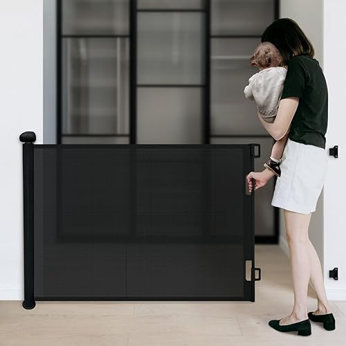 PETGOD Puerta retráctil para bebé, puerta de malla mejorada con bloqueo unidireccional para perros de 34 pulgadas, se extiende hasta 55 pulgadas