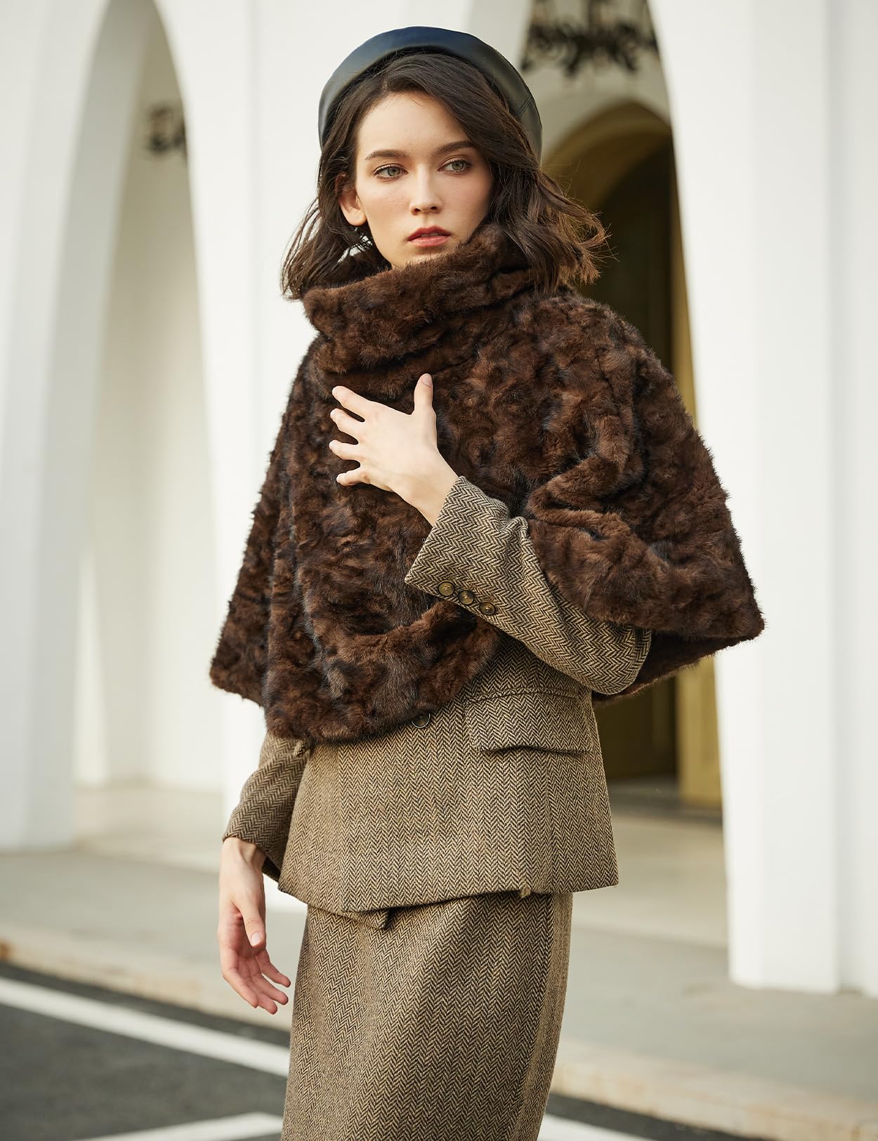 BEAUTELICATE Poncho Cape en Fausse Fourrure Manteau Col Roulé Chaud Boléro Châle Étole Luxe sans Manches pour Soriée Mariage De Hiver Deguisement De Médiévale Noël