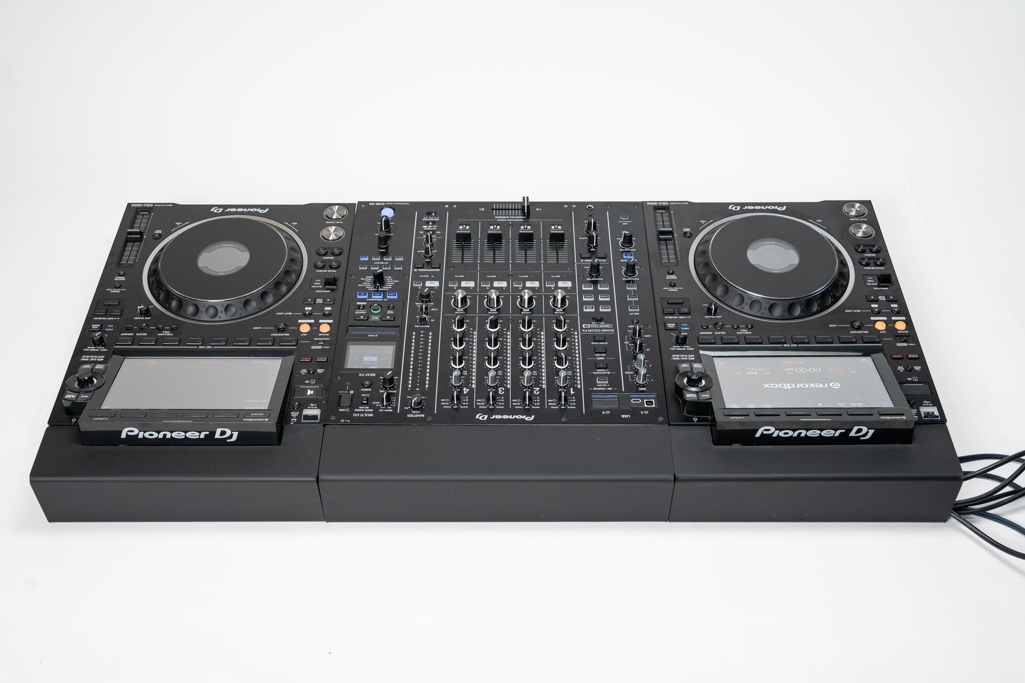 Kabelabdeckung kompatibel mit Pioneer CDJ 3000 – Kabelabdeckung mit integriertem Kabelkanal, minimalistisch, hochwertig, modern, funktional, professionell.. Made in Germany