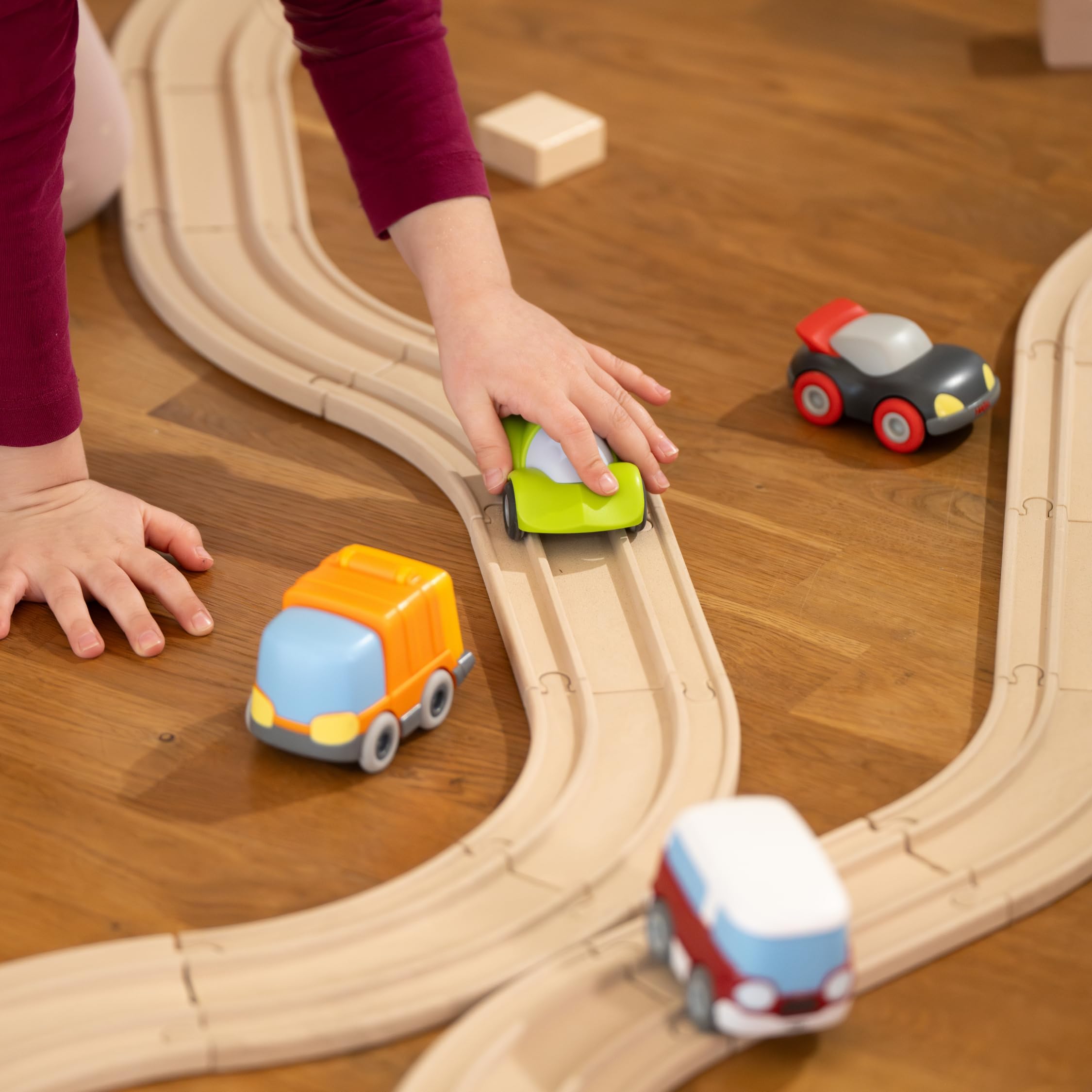 HABA Cars Meine erste Rennbahn – 27-teilige Holzbahn mit Holz-Schienen & 2 Flitzern – Nachhaltiges Öko-Spielzeug ab 2 Jahren – Geschenk zum 2. 3. & 4. Geburtstag & Weihnachten